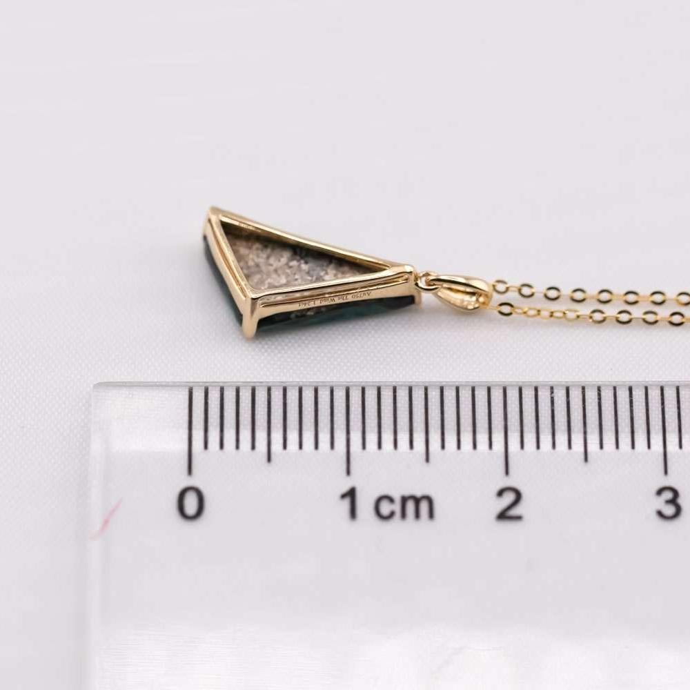 Collier d'opales en forme de triangle en or jaune 18 carats Neuf - En vente à Suwanee, GA