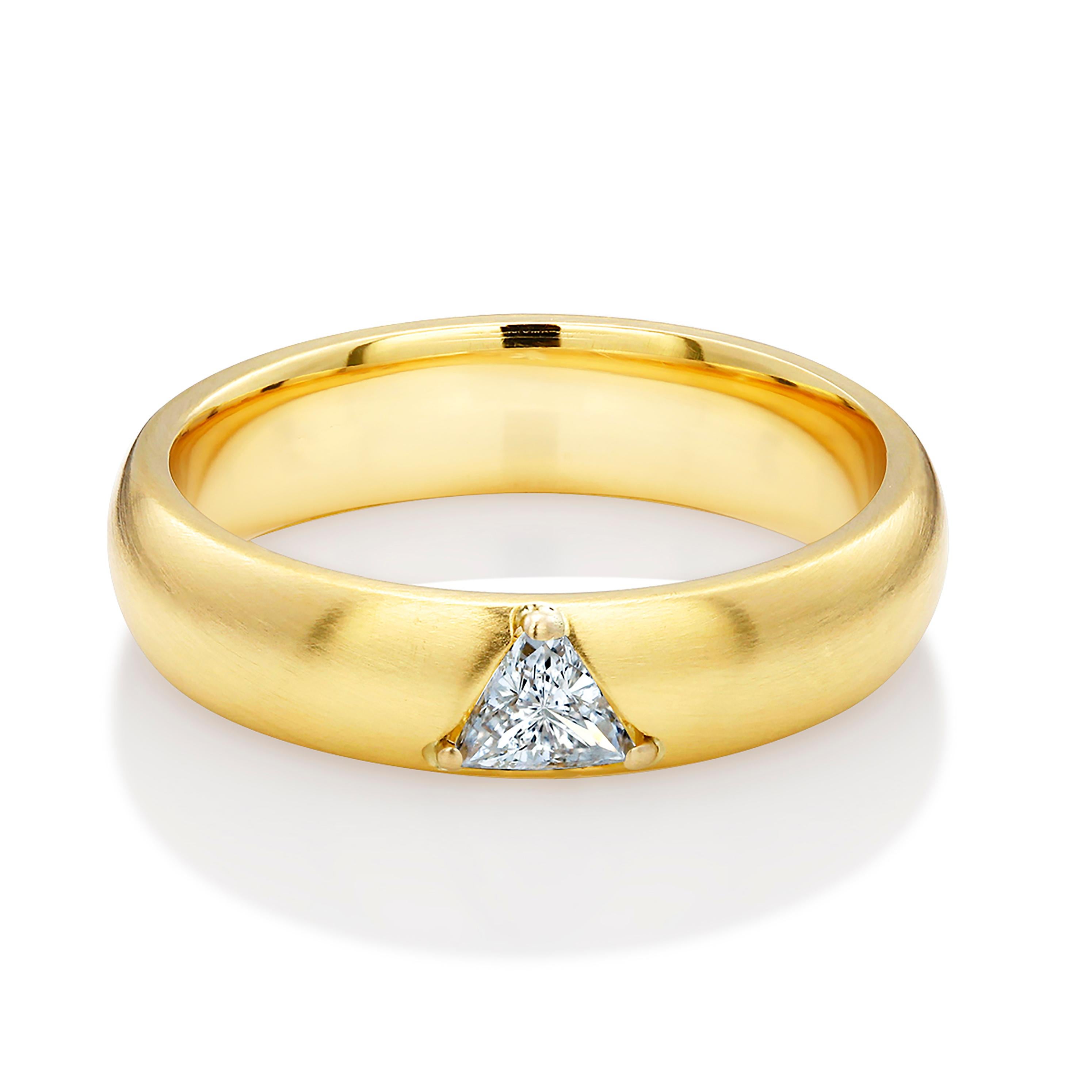 Contemporary Triangle Shaped Diamond Bezel Set on 4.25 Millimeter Eighteen Karat Gold  Band For Sale