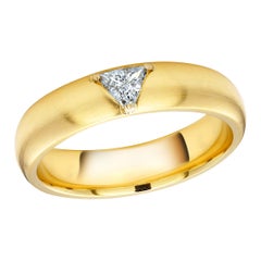 Lunette en or 18 carats sertie de diamants en forme de triangle sur 4,25 millimètres  Bande