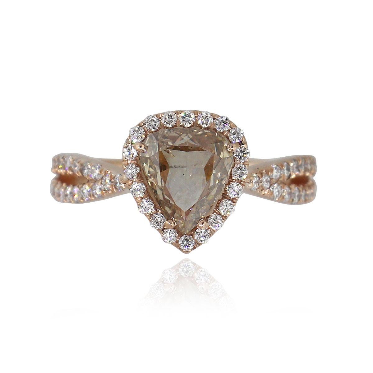 Bague de fiançailles halo de diamants en forme de triangle en vente 4