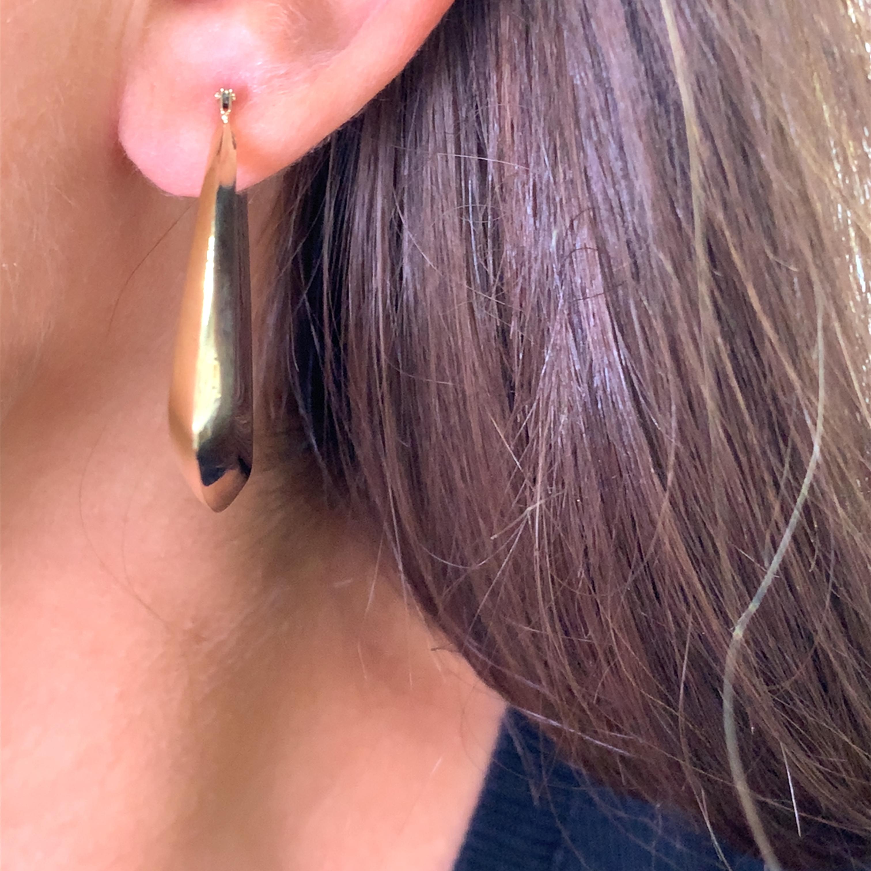 Erhöhen Sie Ihren Stil mit diesen raffinierten dreieckigen Ohrringen aus Gold. Diese aus glänzendem 9-karätigem Gold gefertigten Ohrringe haben ein elegantes, dreieckiges Design, das jedem Ensemble einen modernen Touch verleiht. Die polierte