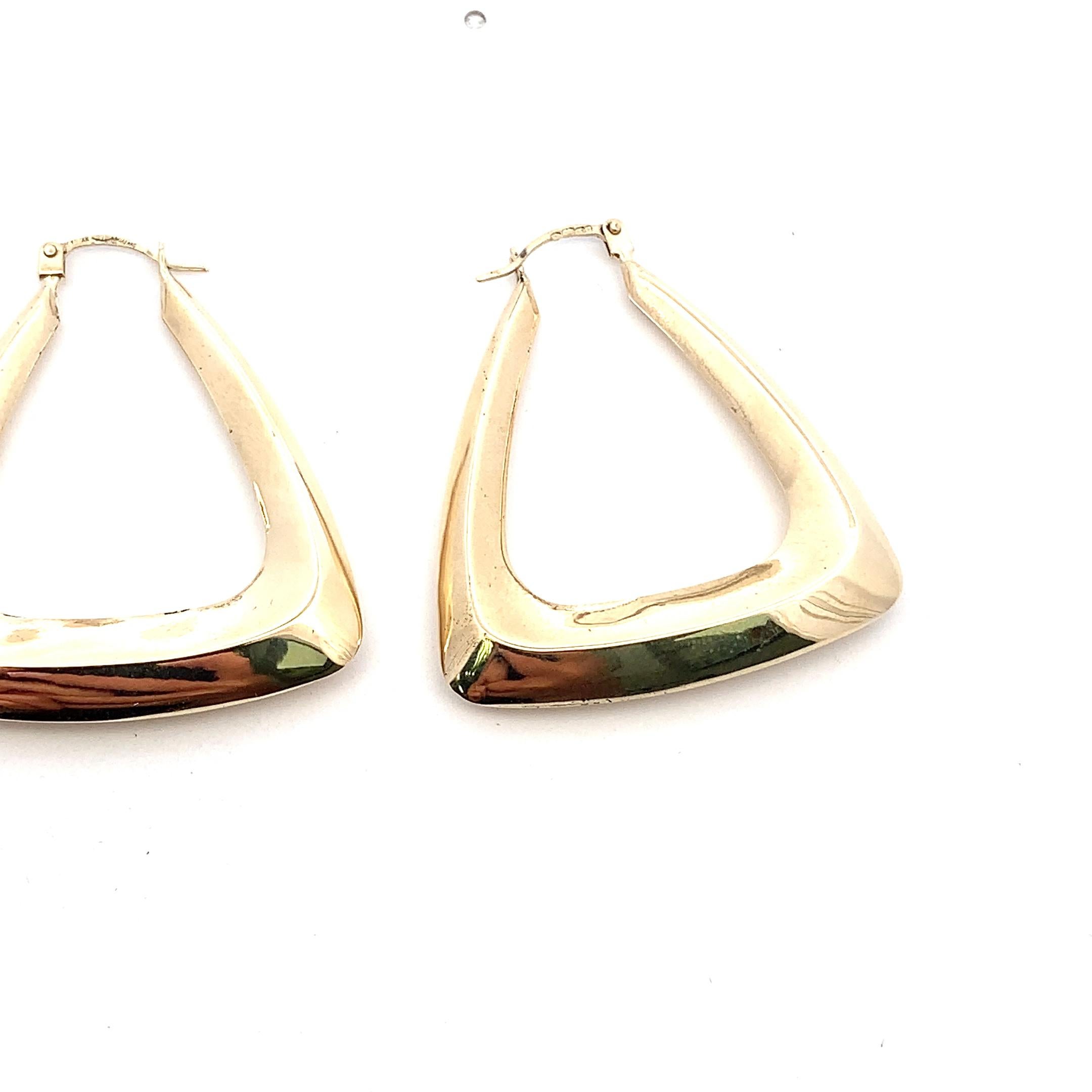 Dreieckige Reif-Ohrringe aus Gelbgold im Zustand „Neu“ im Angebot in London, GB