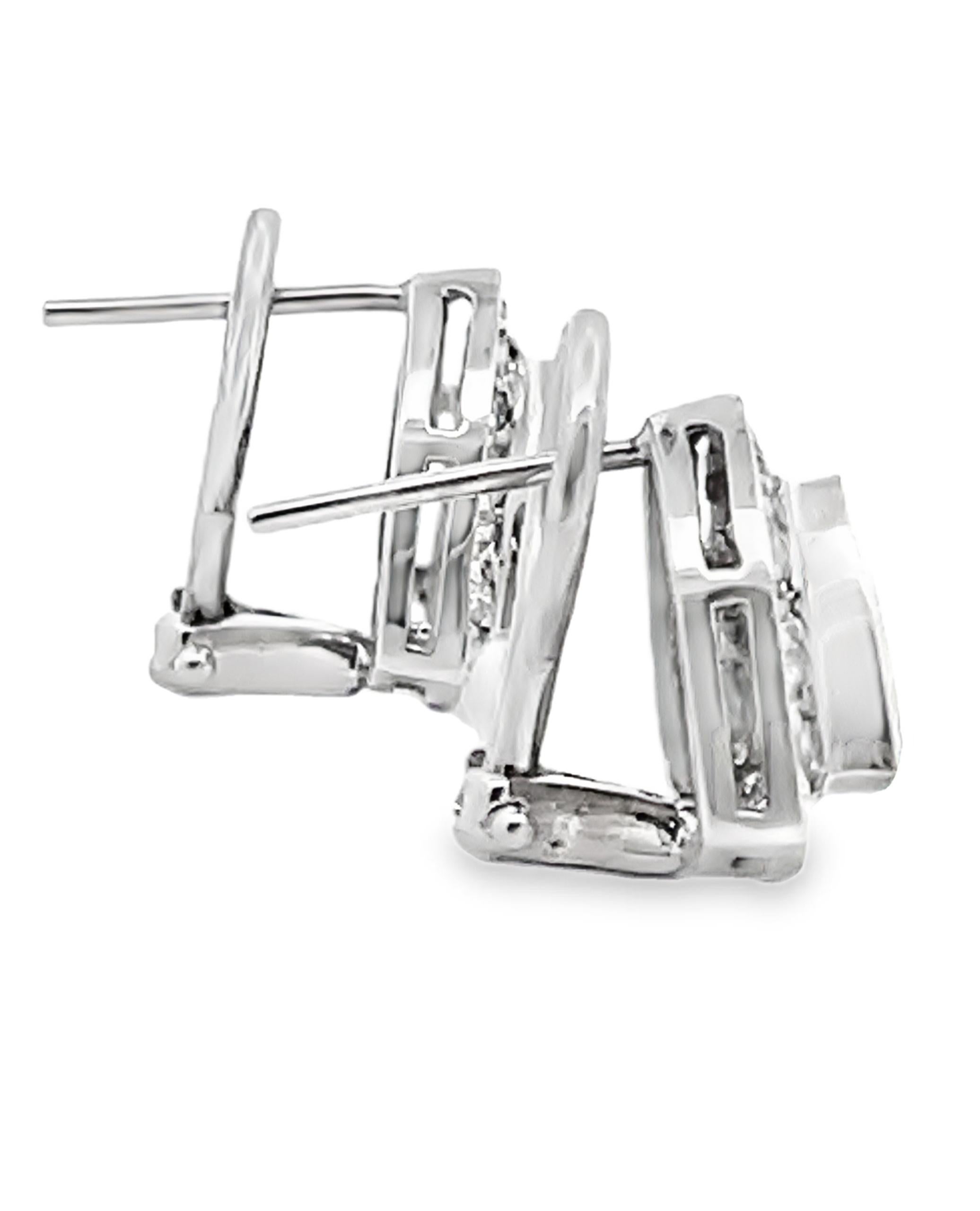 Pendientes Triángulo de Turmalina Rosa con Halo de Diamantes y Cierre Omega Contemporáneo en venta