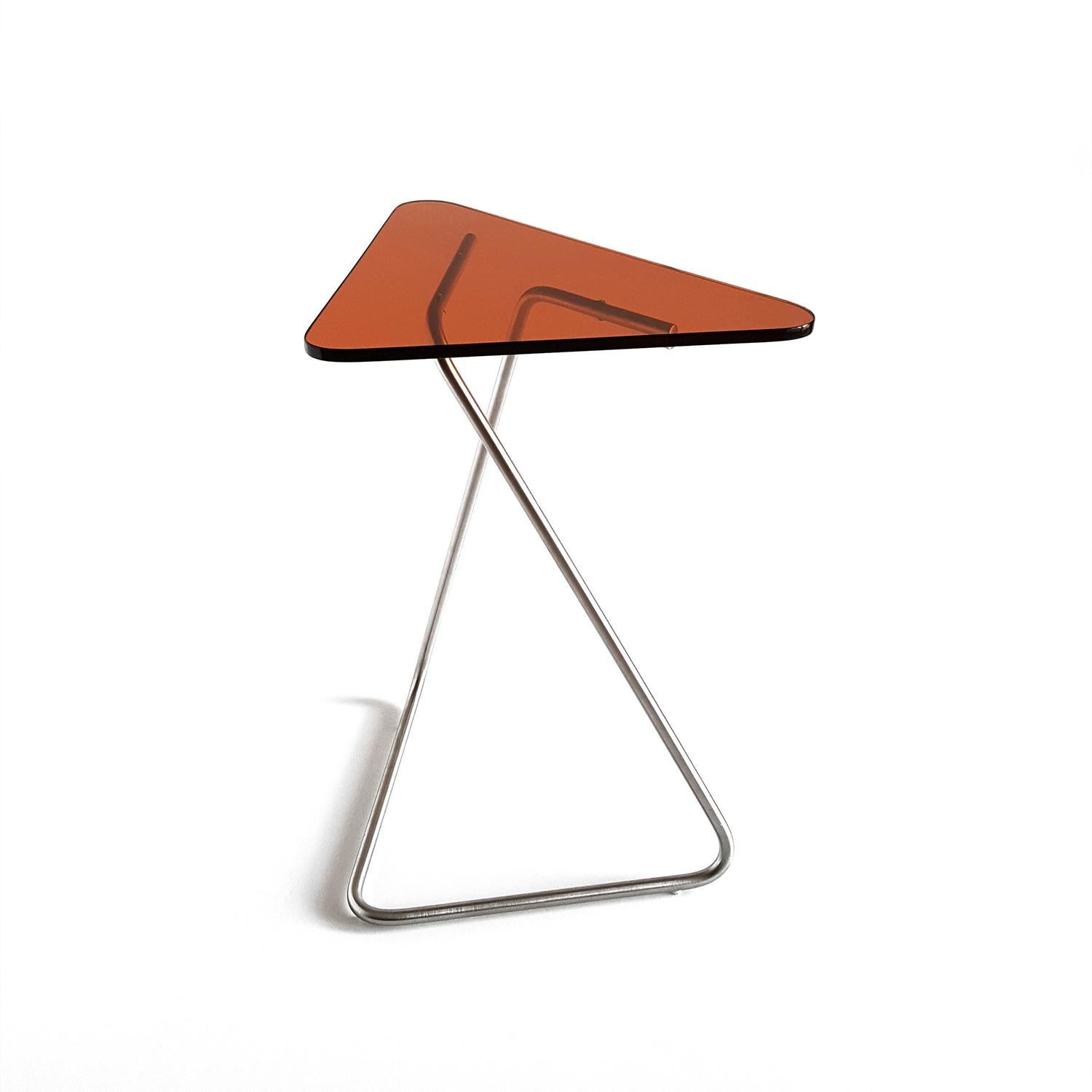 Acier Table d'appoint triangulaire de Rita Kettaneh  en vente