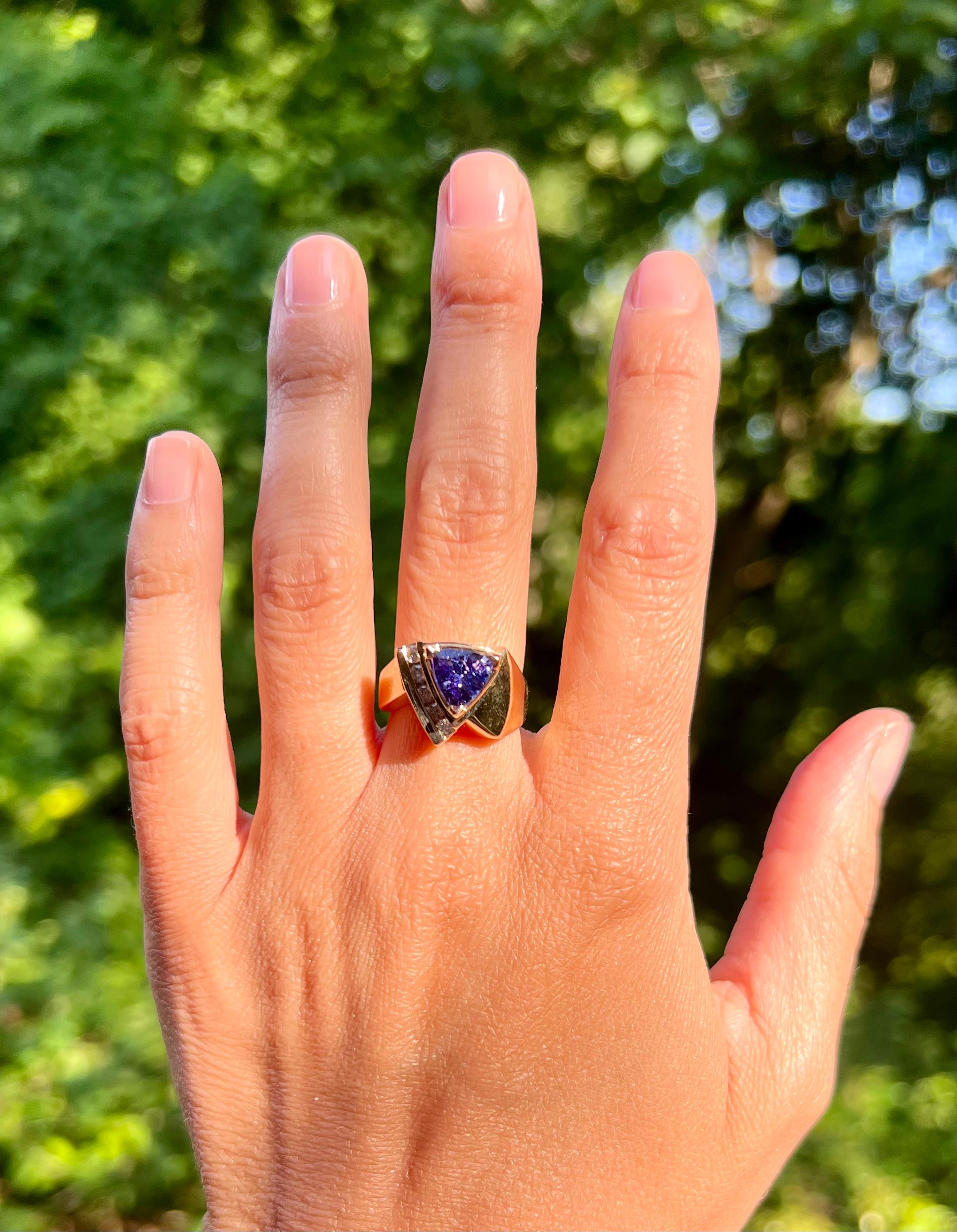 Dreieckiger Tansanit- und Diamantring aus 14 Karat Gold 4