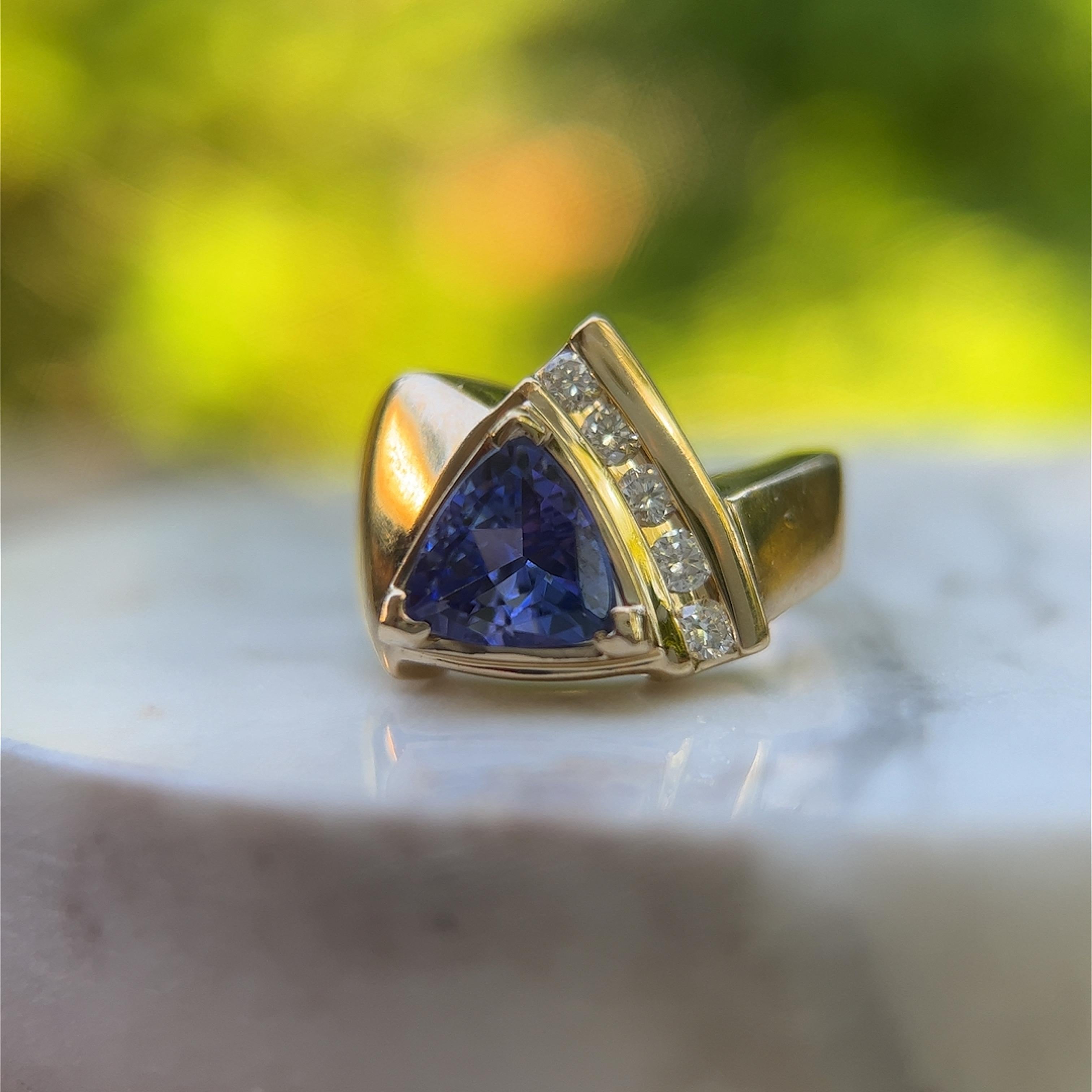 Dreieckiger Tansanit- und Diamantring aus 14 Karat Gold (Zeitgenössisch)