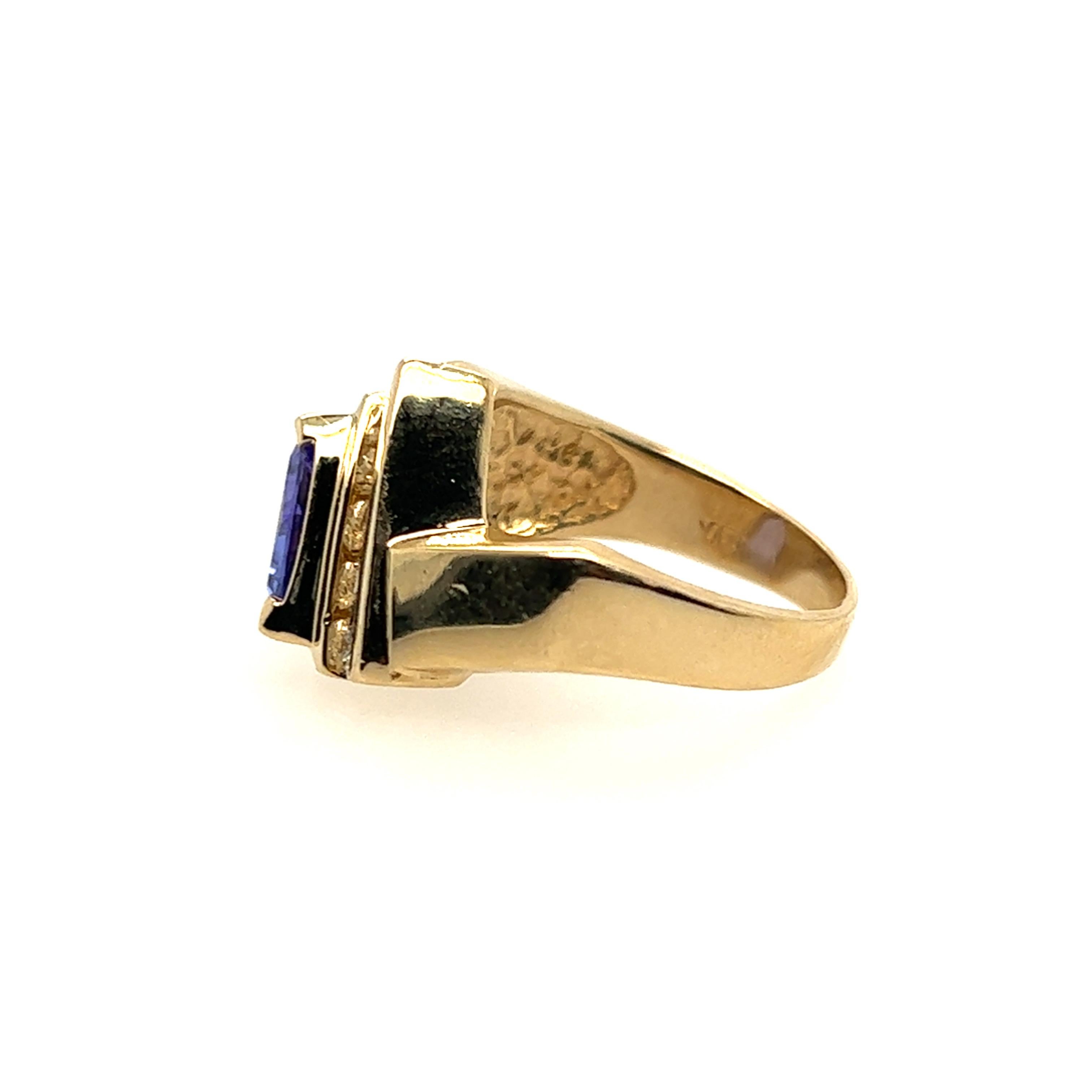 Dreieckiger Tansanit- und Diamantring aus 14 Karat Gold (Rundschliff)