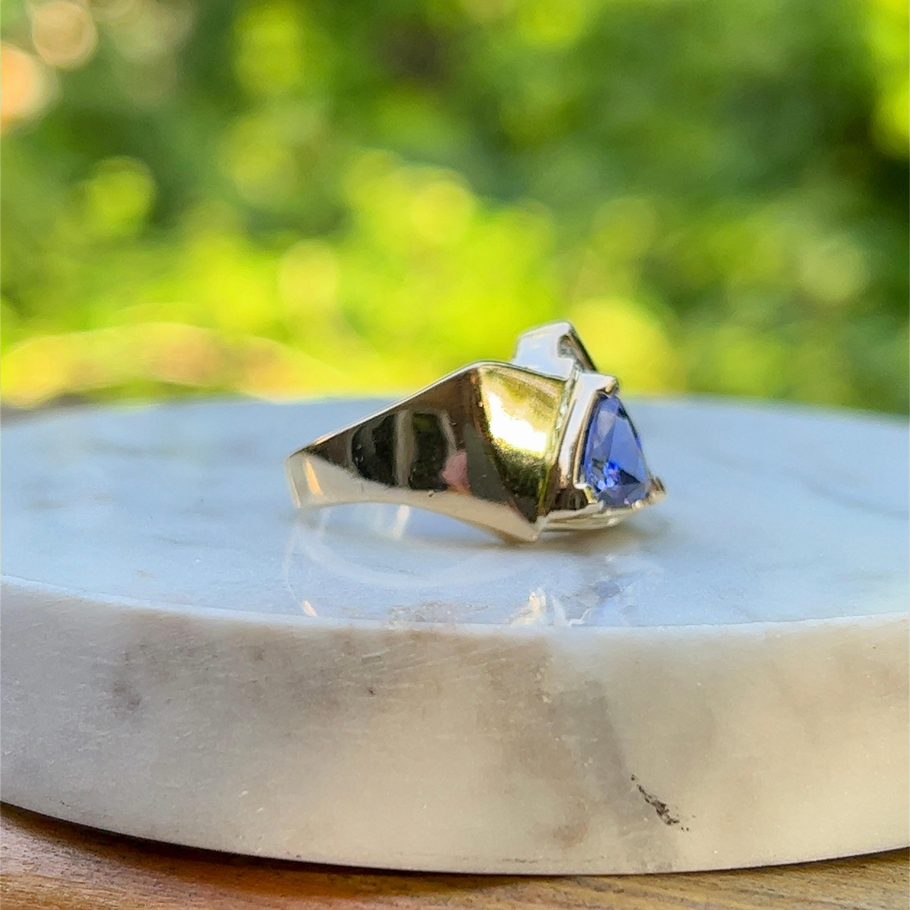 Dreieckiger Tansanit- und Diamantring aus 14 Karat Gold 1