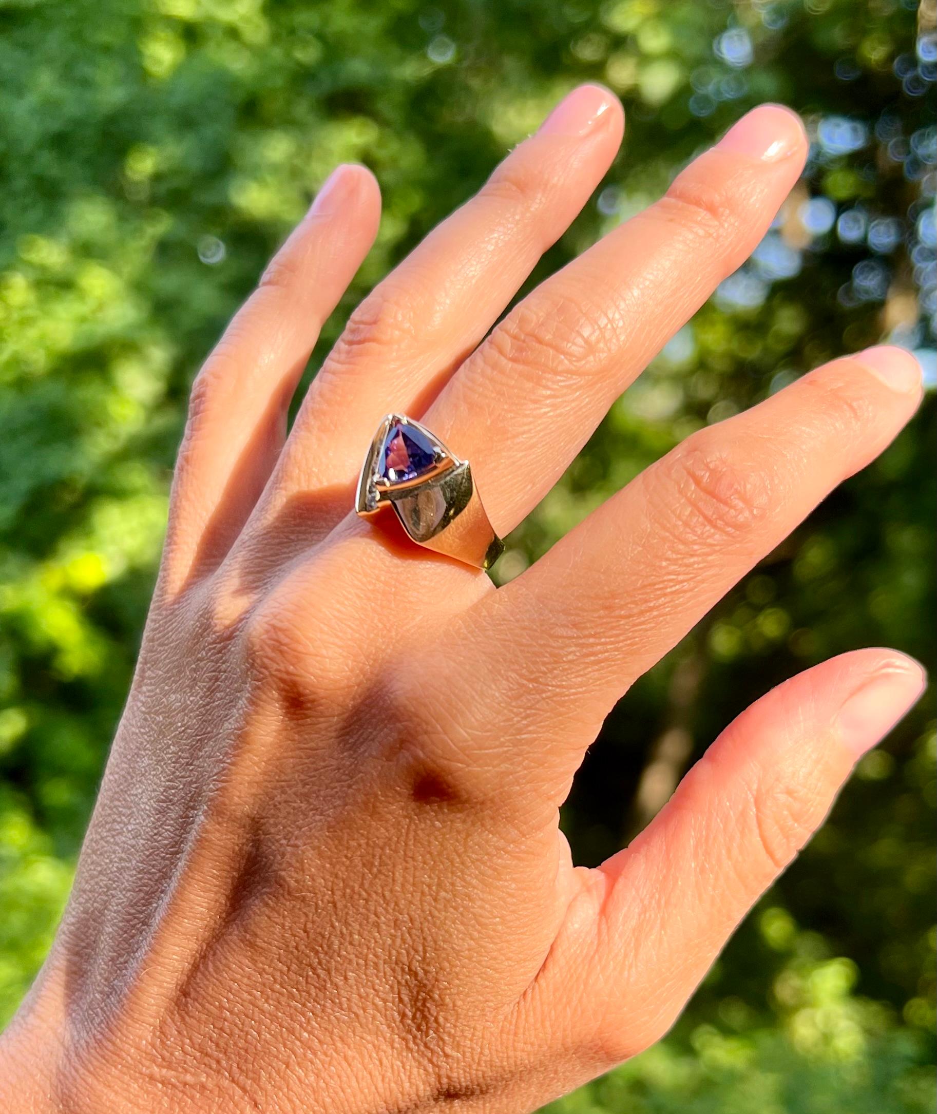 Dreieckiger Tansanit- und Diamantring aus 14 Karat Gold 3