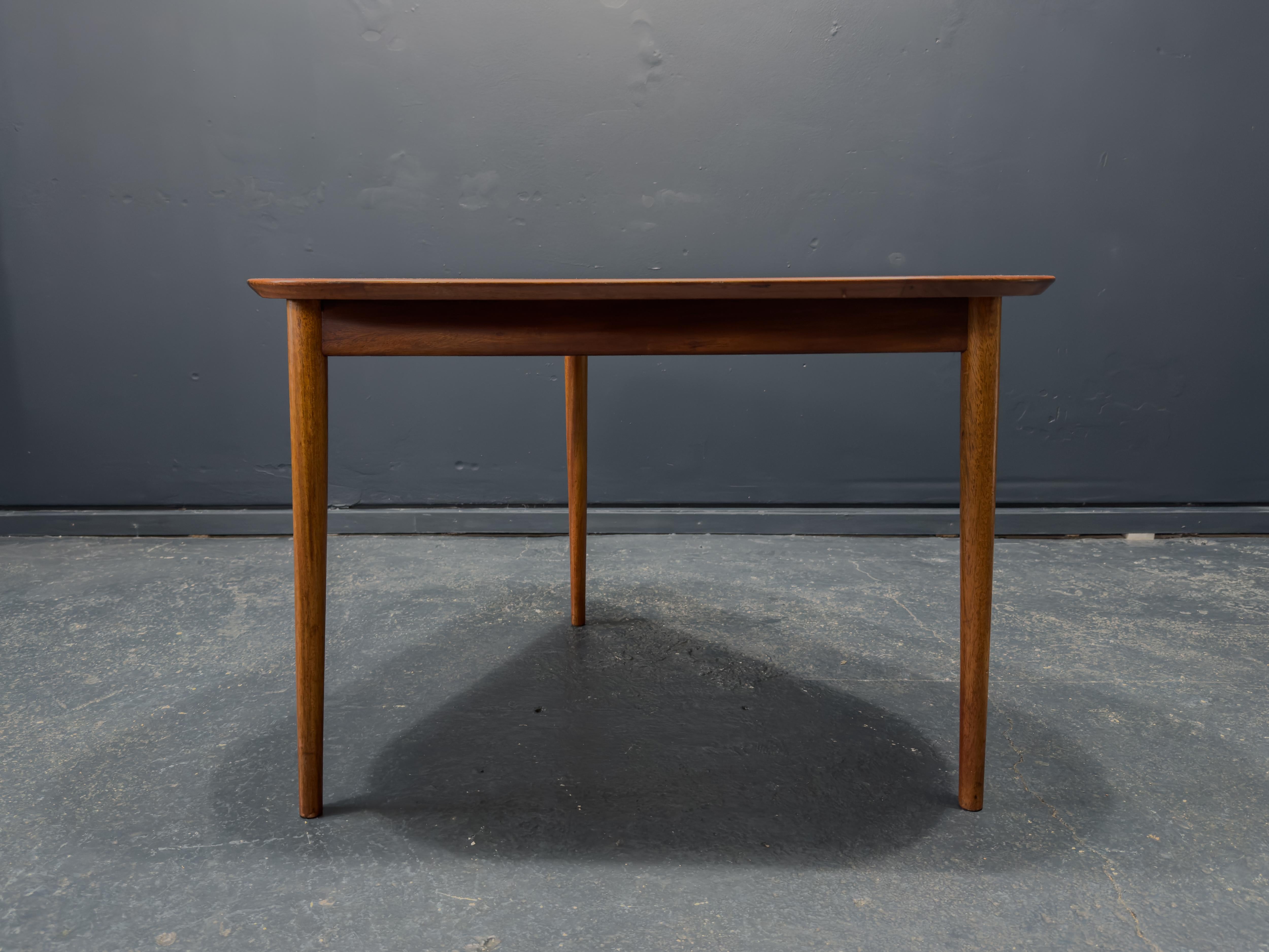 Mid-Century Modern Table triangulaire en vente