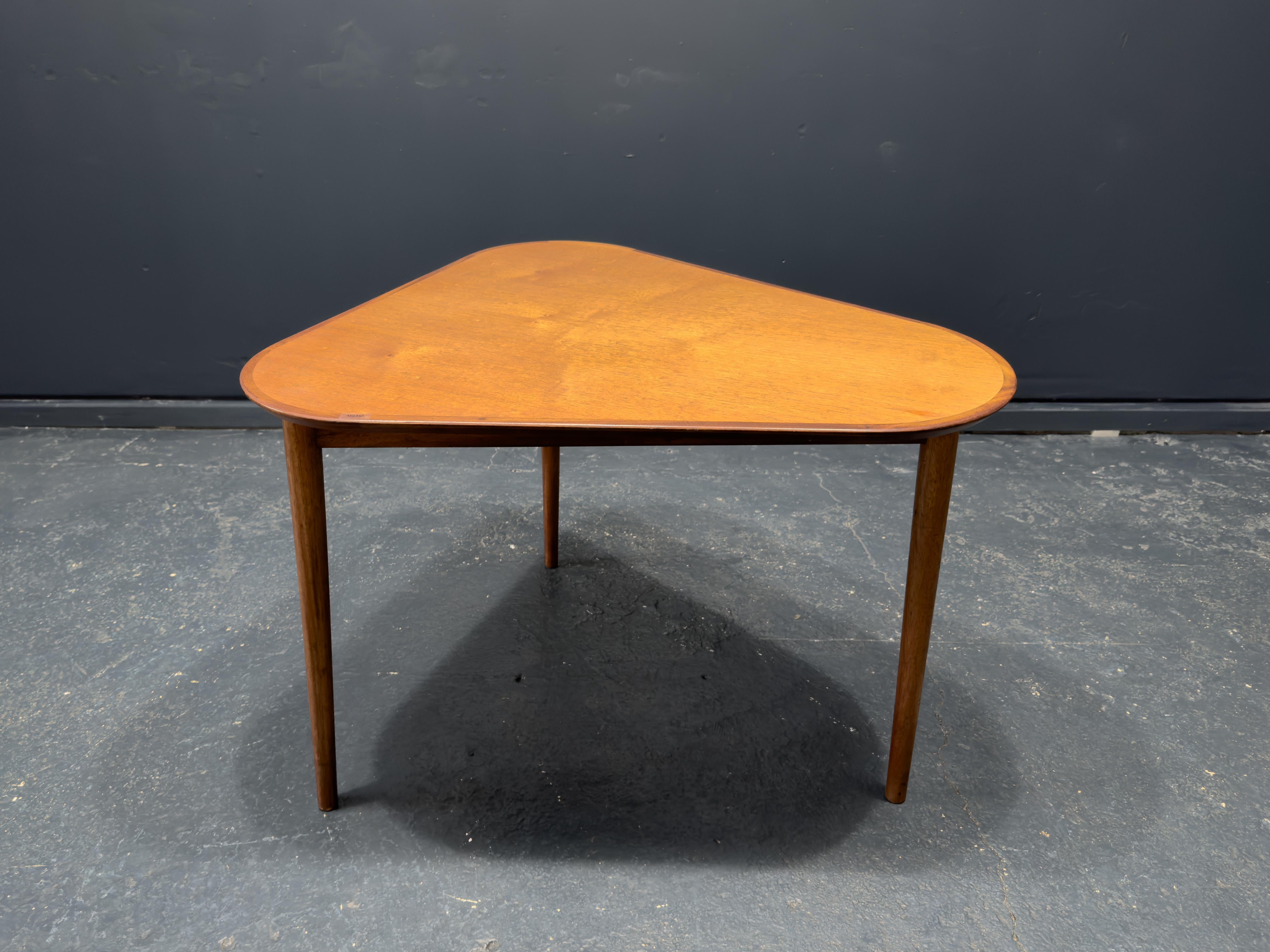 Danois Table triangulaire en vente