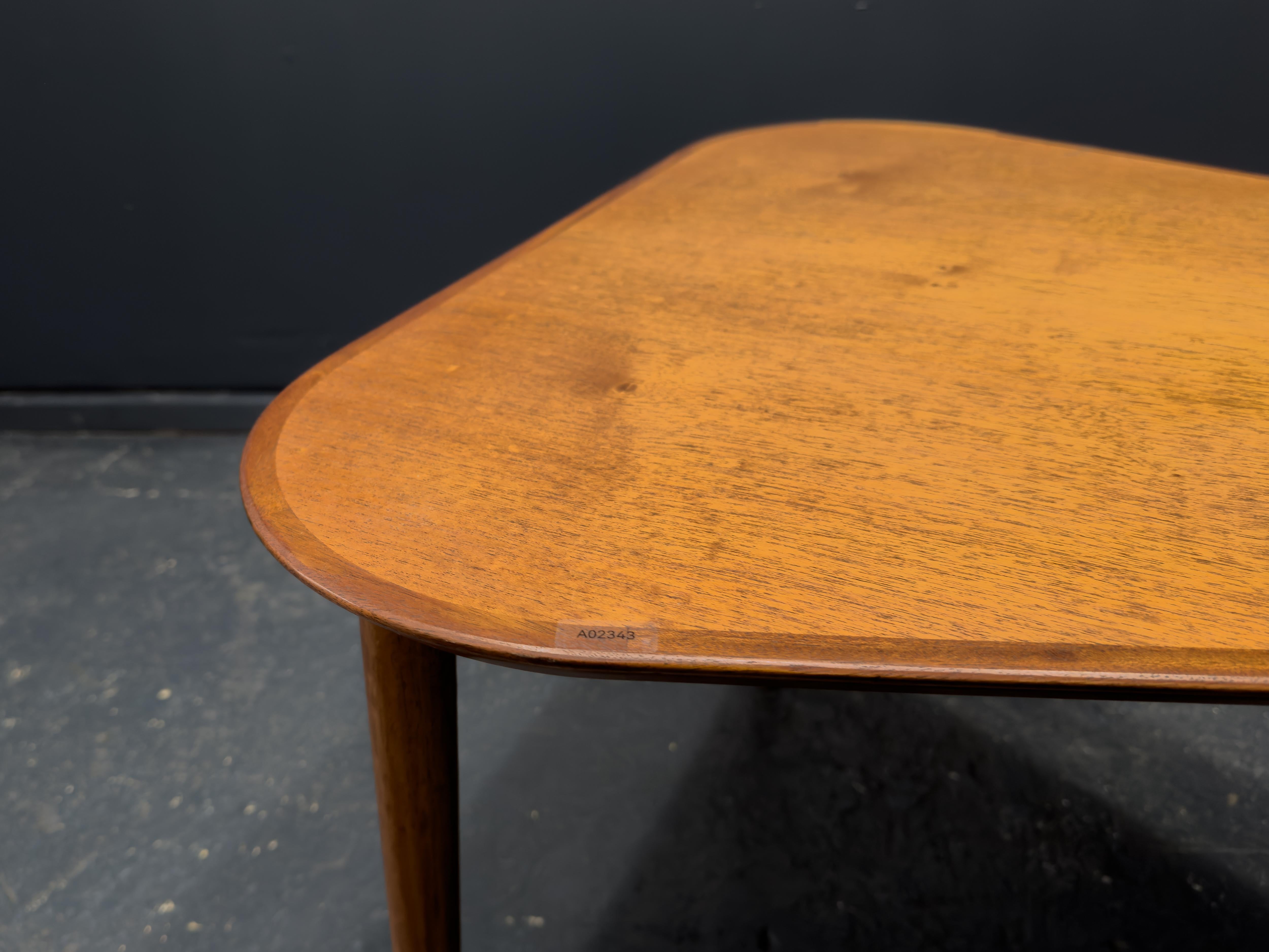 Table triangulaire Bon état - En vente à London, GB