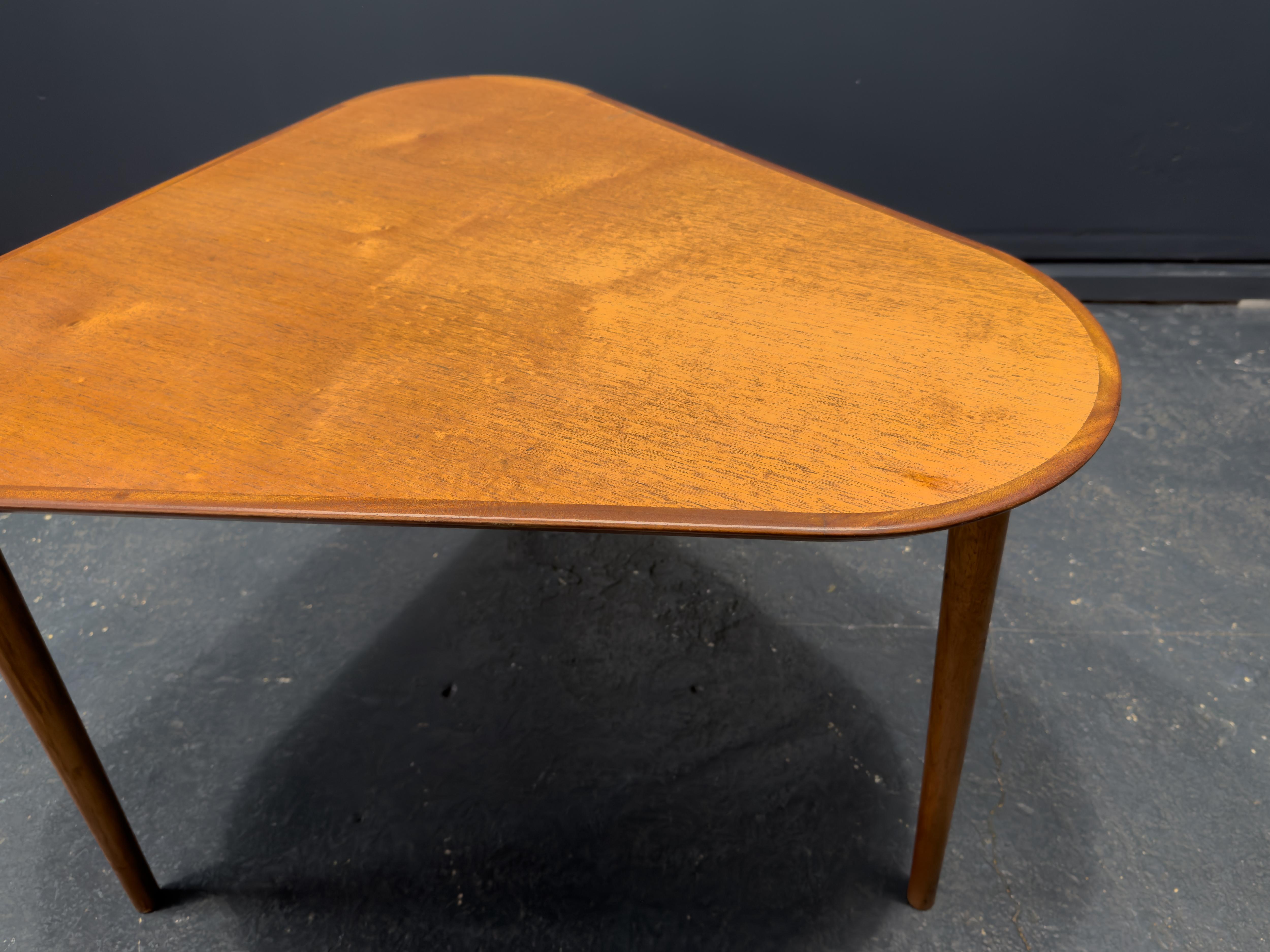 Milieu du XXe siècle Table triangulaire en vente