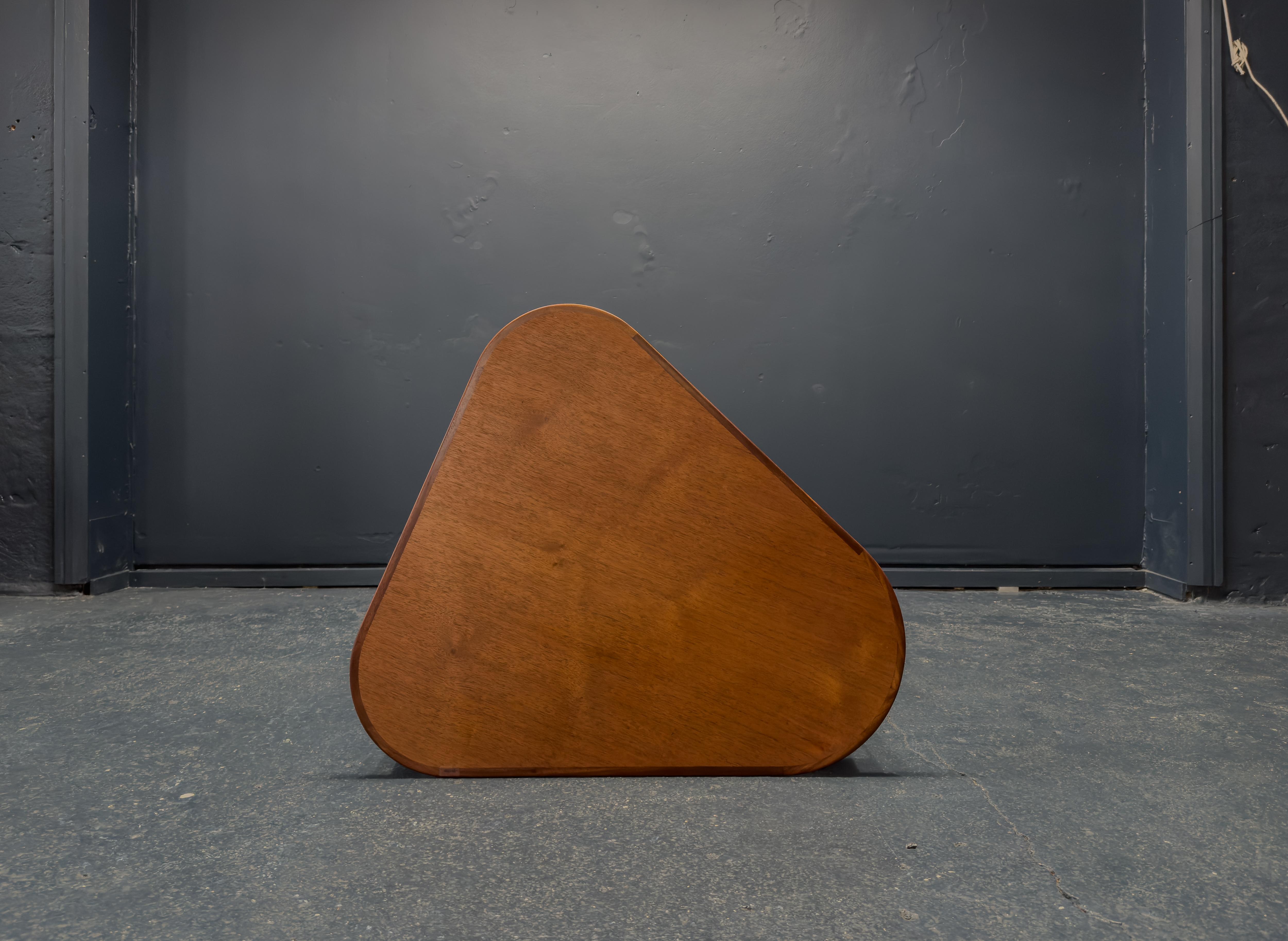 Table triangulaire en vente 1