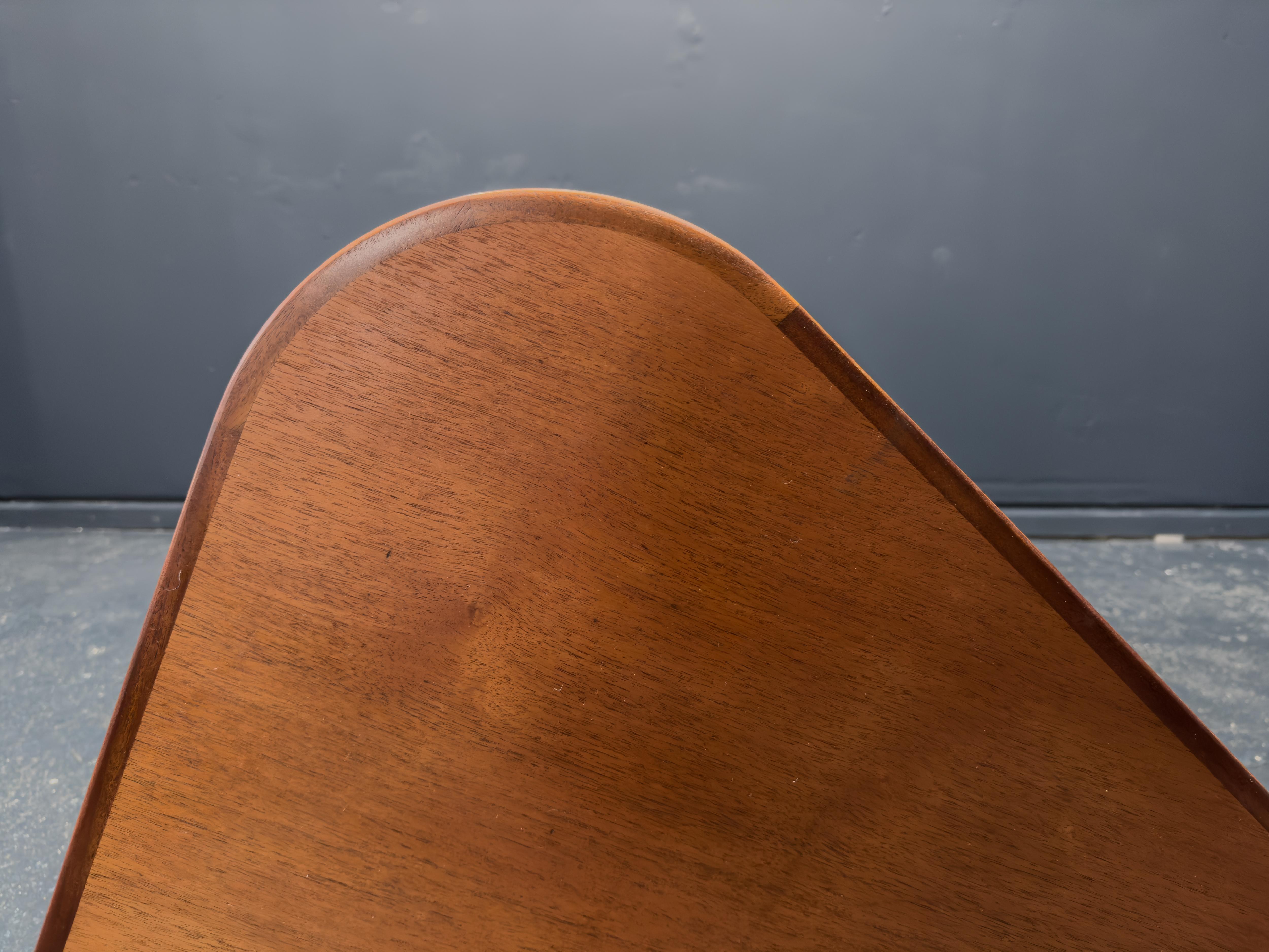Table triangulaire en vente 2