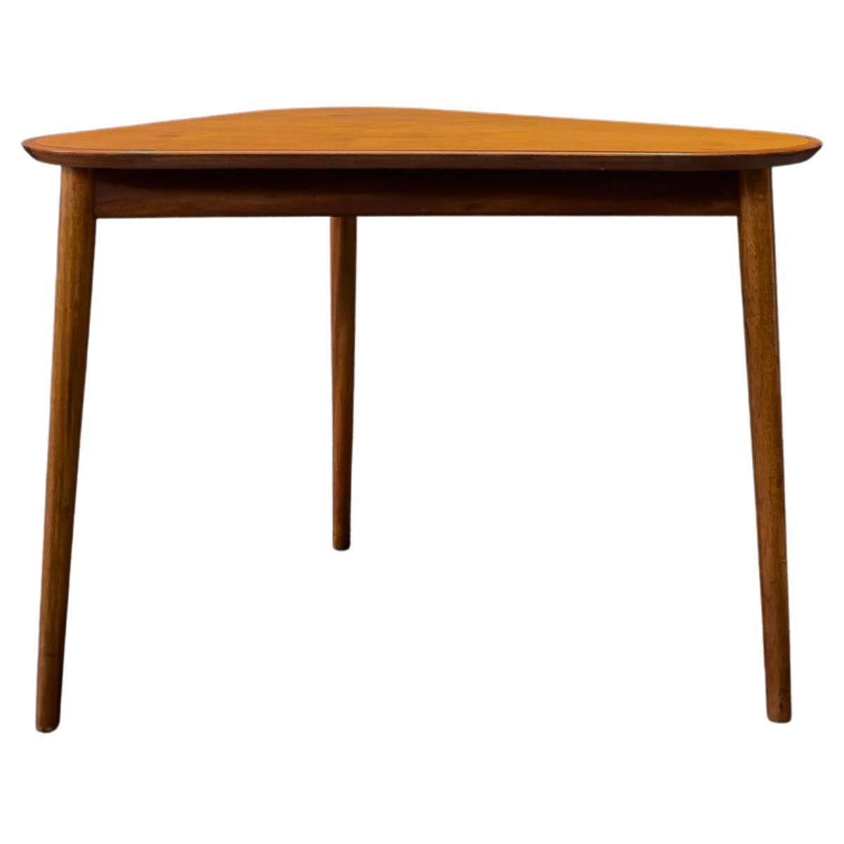Table triangulaire en vente