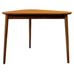 Dreieckiger Teakholz-Tisch