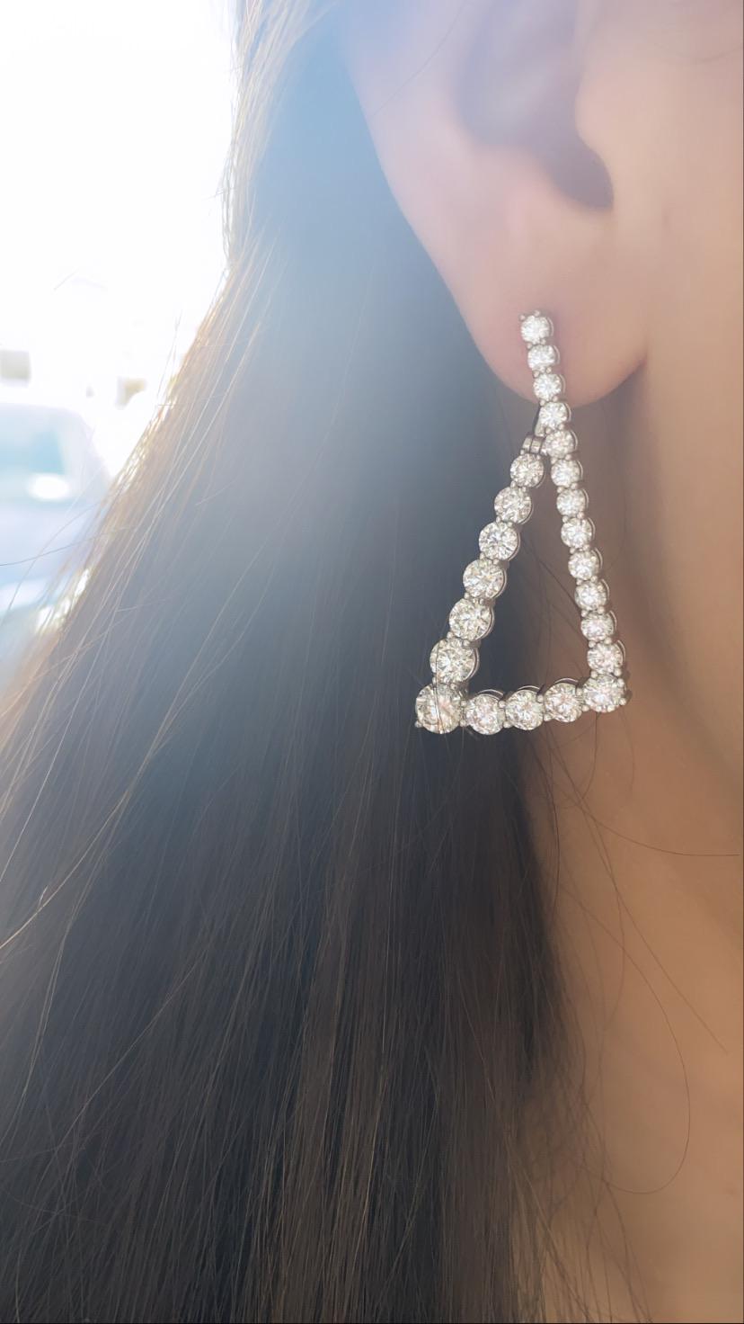 This diamond earring is a modern twist to the typical diamond hanging earrings. It has an edgy asymmetry vibe bringing out today's modern unique look. It is the perfect statement piece. 
This piece can also be custom made in any color sapphire and
