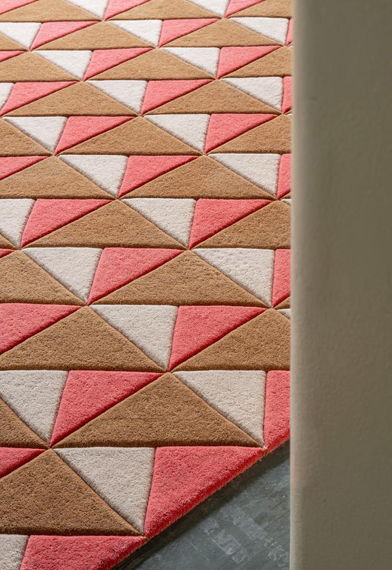 Il tappeto Illusion fa parte della collezione per il 10° anniversario di LAYERED, Ten Years Unfolded. Celebrando un decennio di design audace e innovazione, questa collezione riflette l'impegno di LAYERED per un artigianato creativo e senza