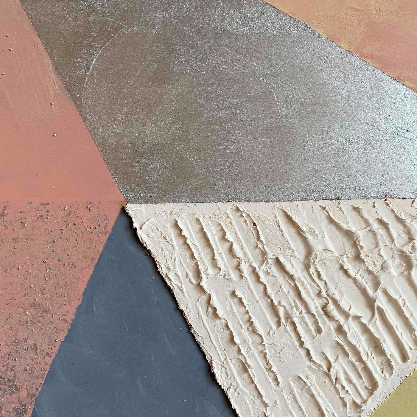 Dieses 2020 von Mascia Meccani geschaffene, visuell fesselnde Mixed-Media-Kunstwerk schmückt und belebt ein modernes Interieur mit seiner dynamischen Texturqualität. Die hölzerne Leinwand vollständig bemalt und dekoriert von Hand kombiniert