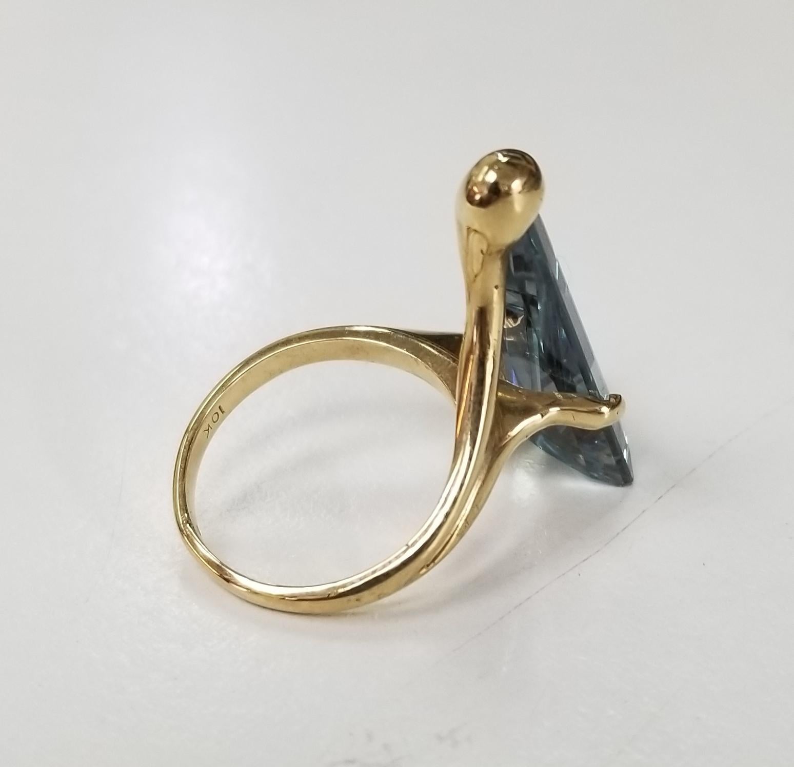 Triangular Blue Topaz 10 Karat Ring im Zustand „Neu“ in Los Angeles, CA