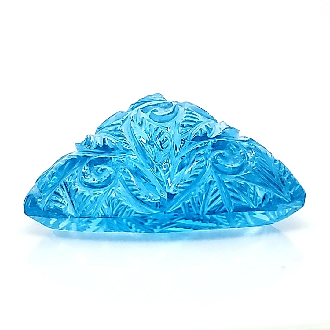 Contemporaneo Intaglio triangolare di topazio blu Cts 70,14 in vendita