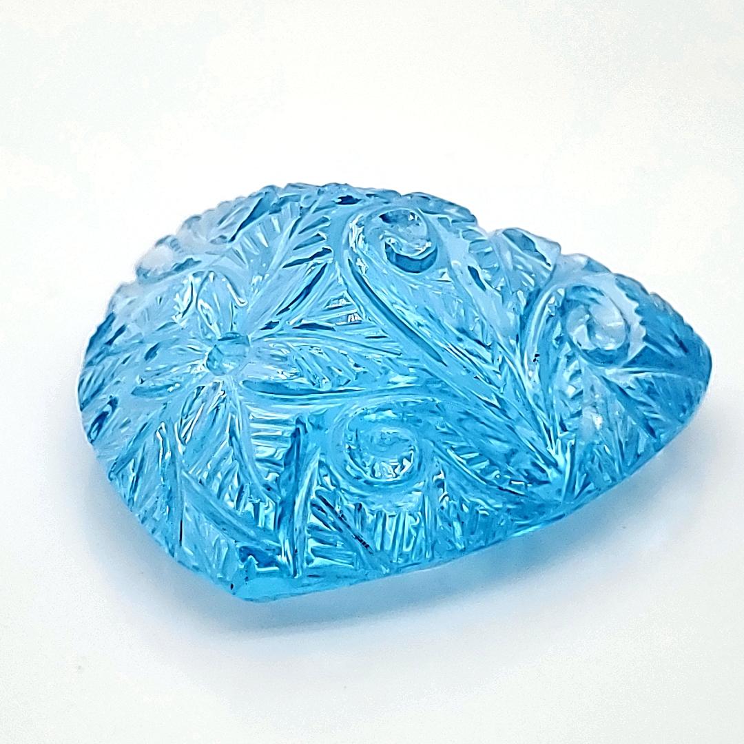 Taglio trillion Intaglio triangolare di topazio blu Cts 70,14 in vendita