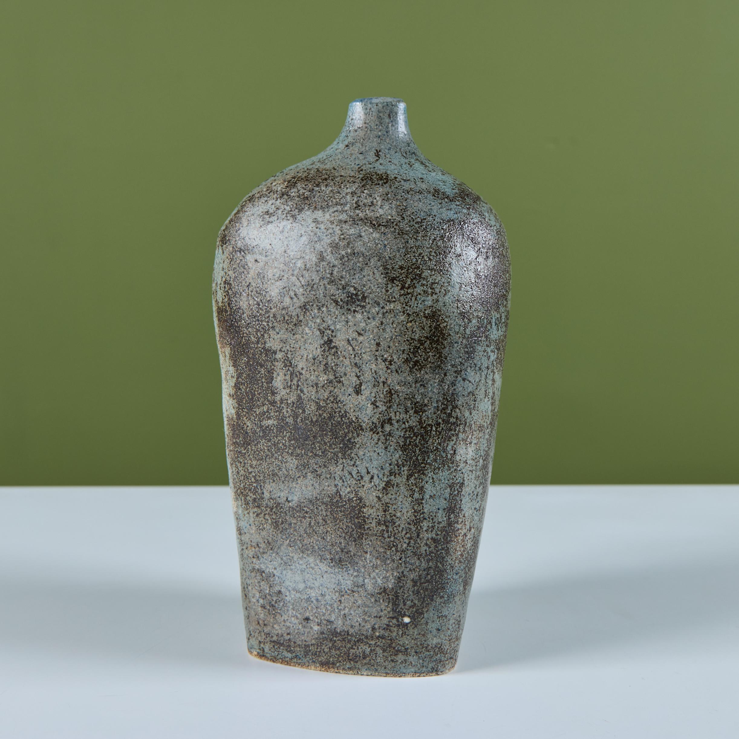 Vase à bourgeons triangulaire en céramique en vente 2