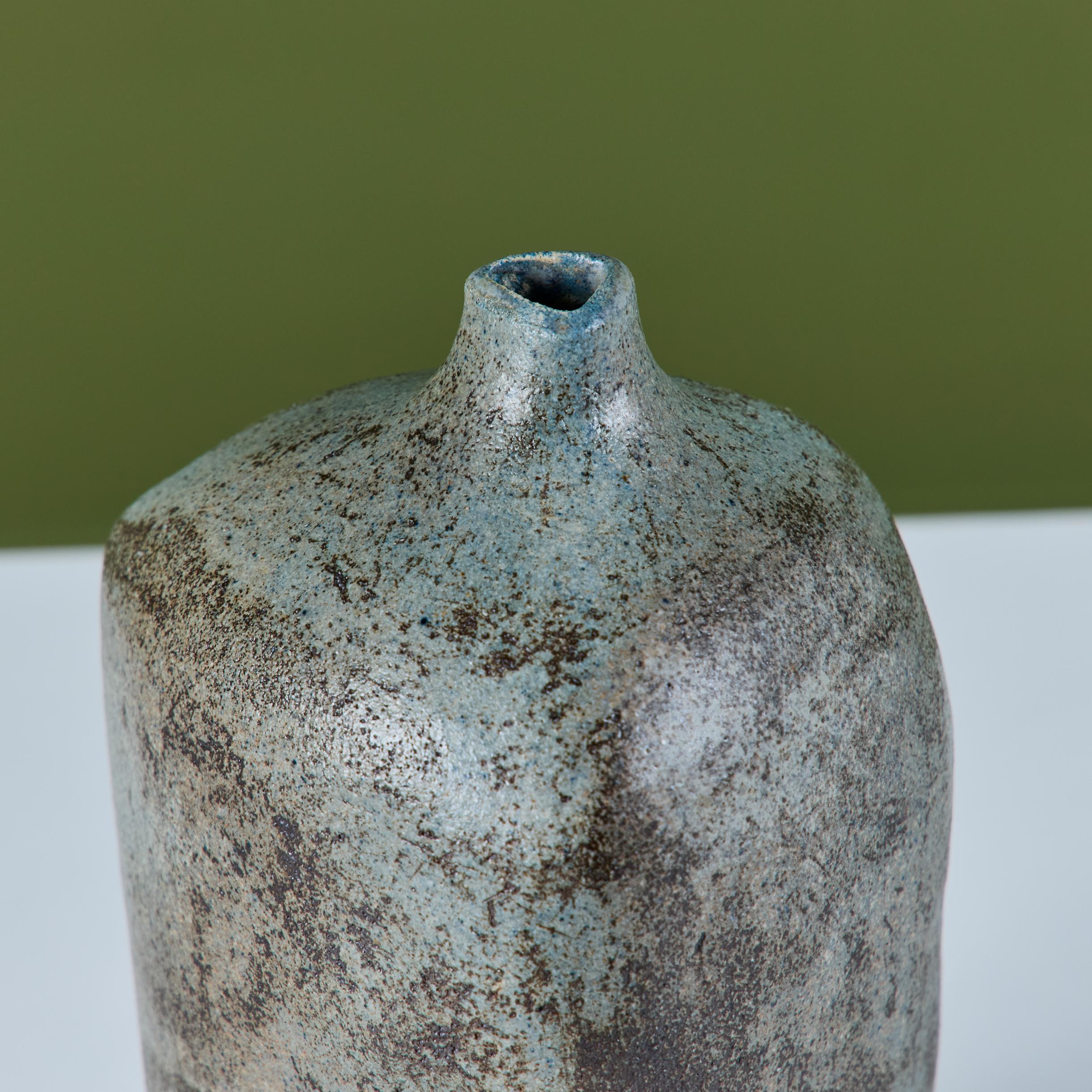Vase à bourgeons triangulaire en céramique en vente 3