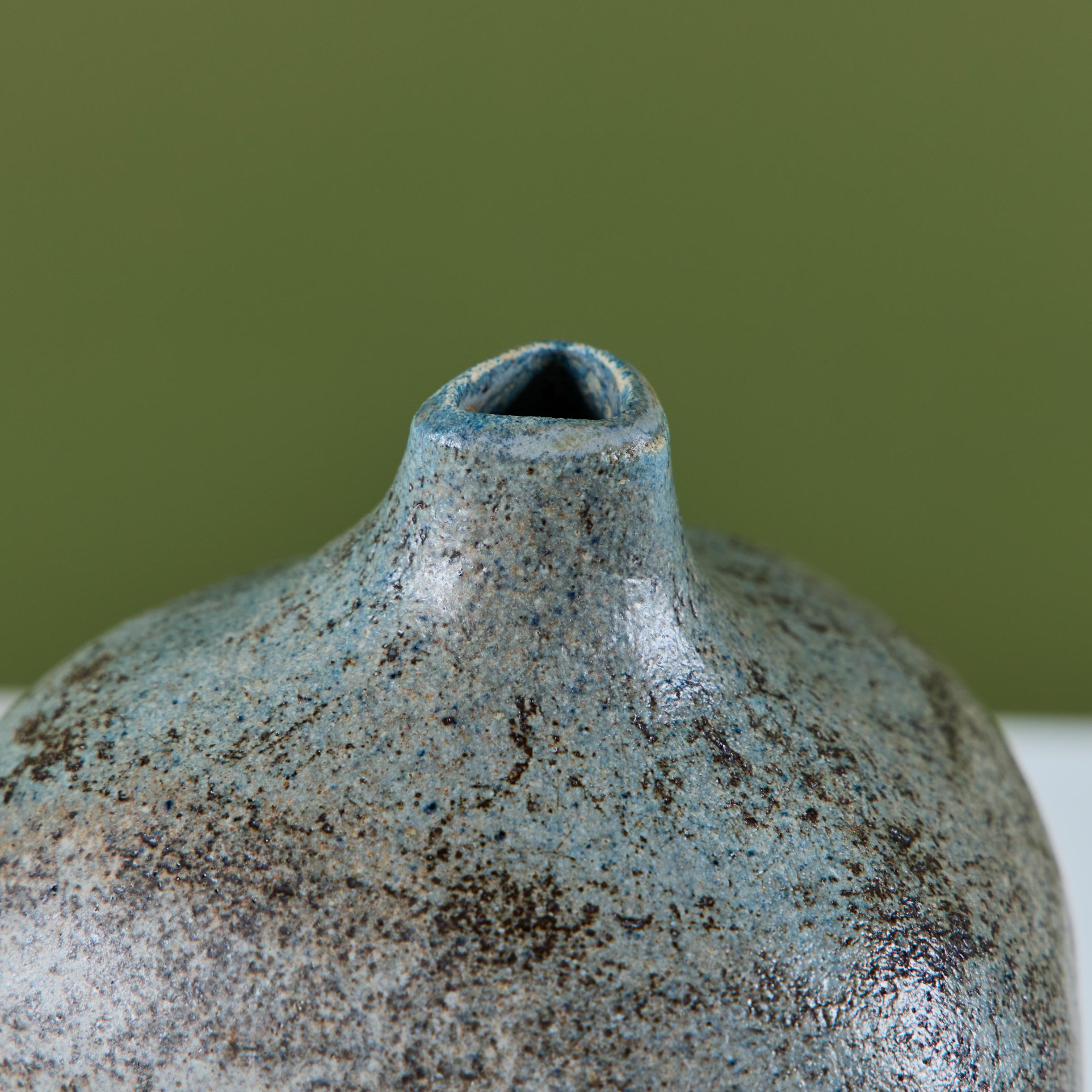 Vase à bourgeons triangulaire en céramique en vente 4