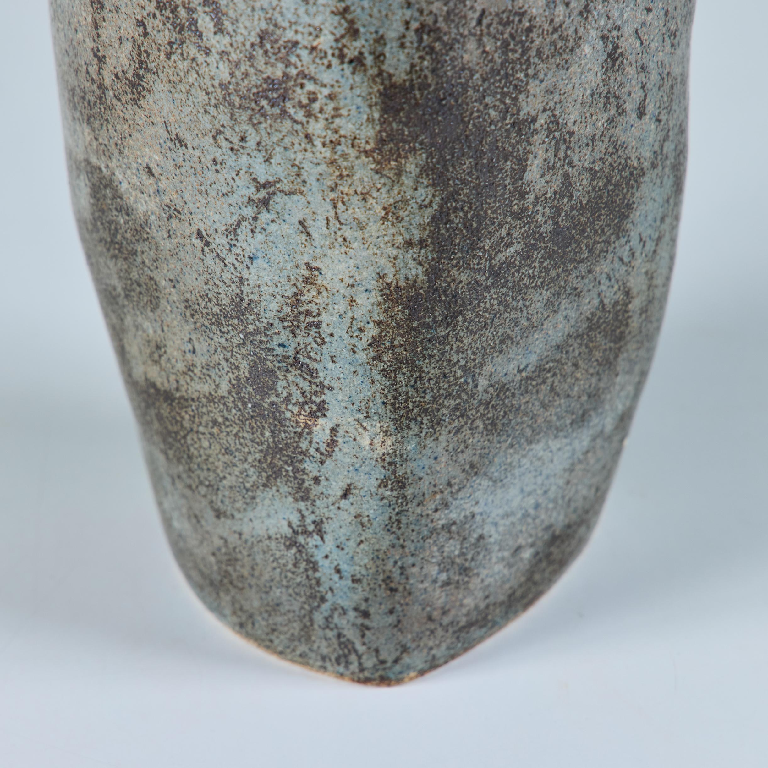 Vase à bourgeons triangulaire en céramique en vente 5