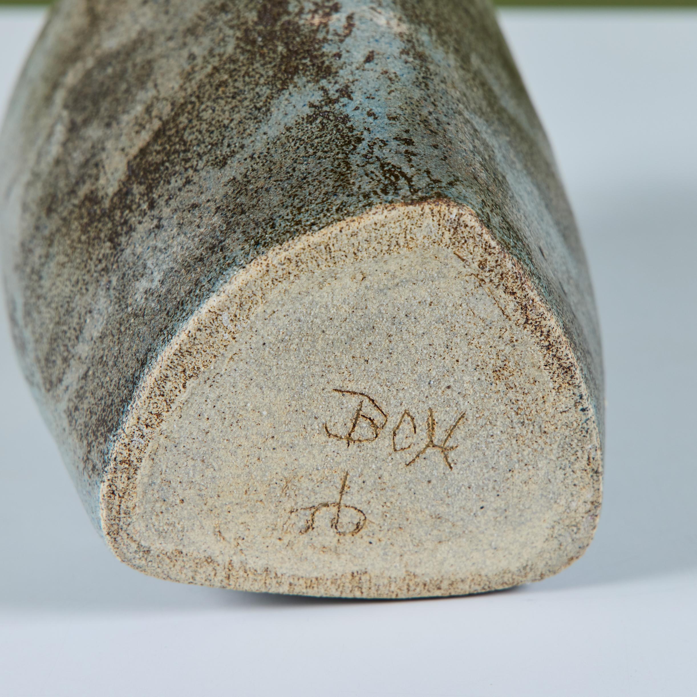 Vase à bourgeons triangulaire en céramique en vente 6