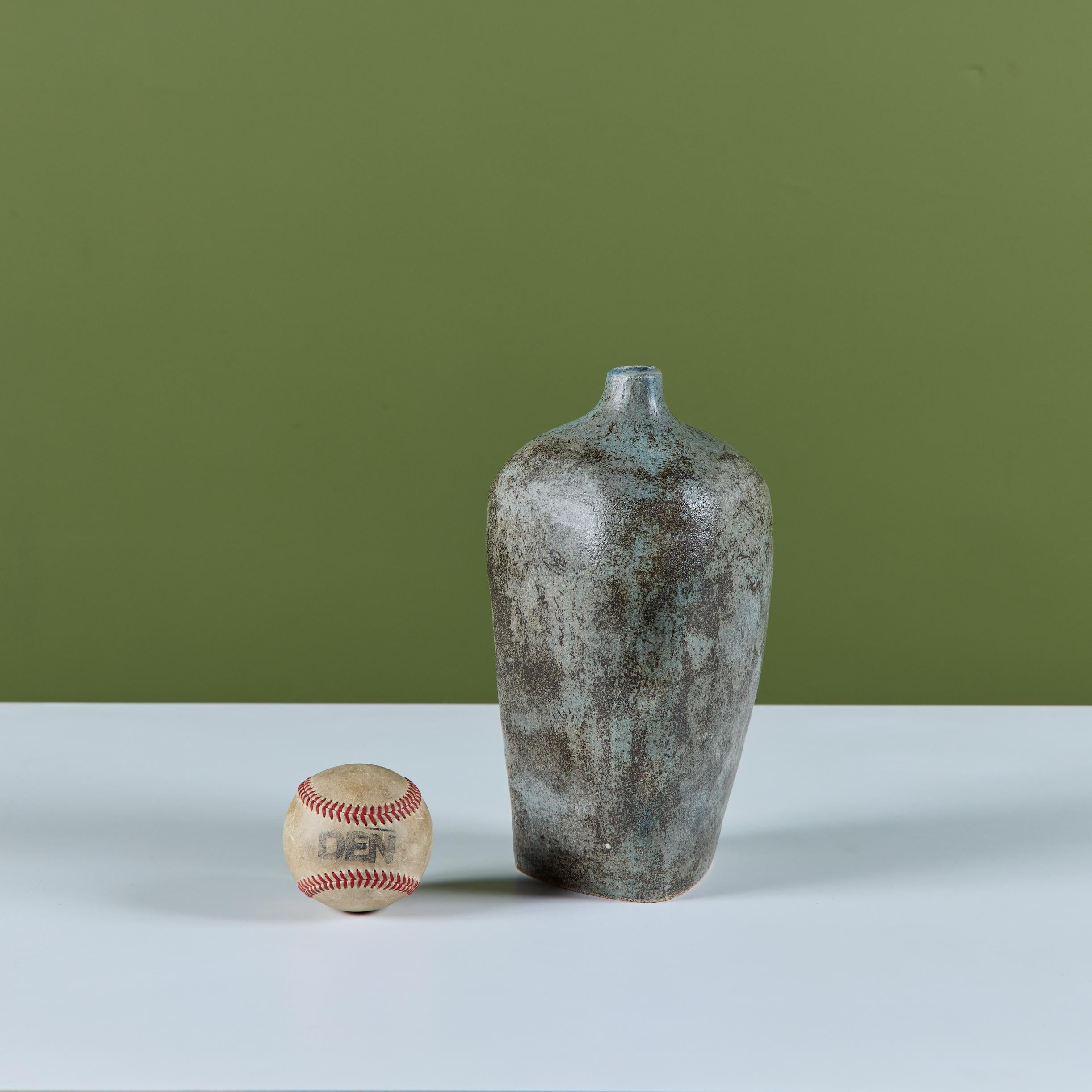 Organique Vase à bourgeons triangulaire en céramique en vente