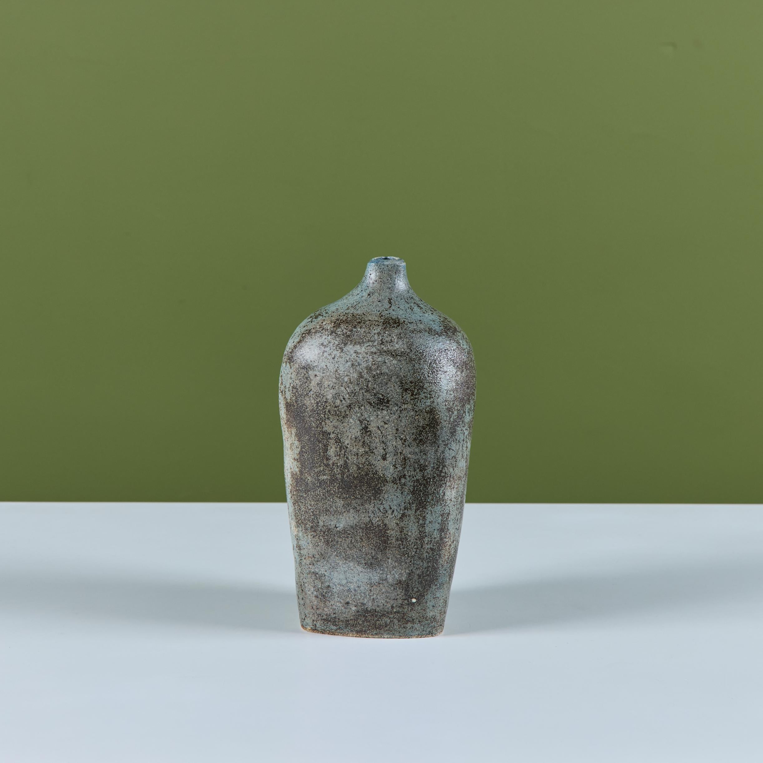 Vernissé Vase à bourgeons triangulaire en céramique en vente