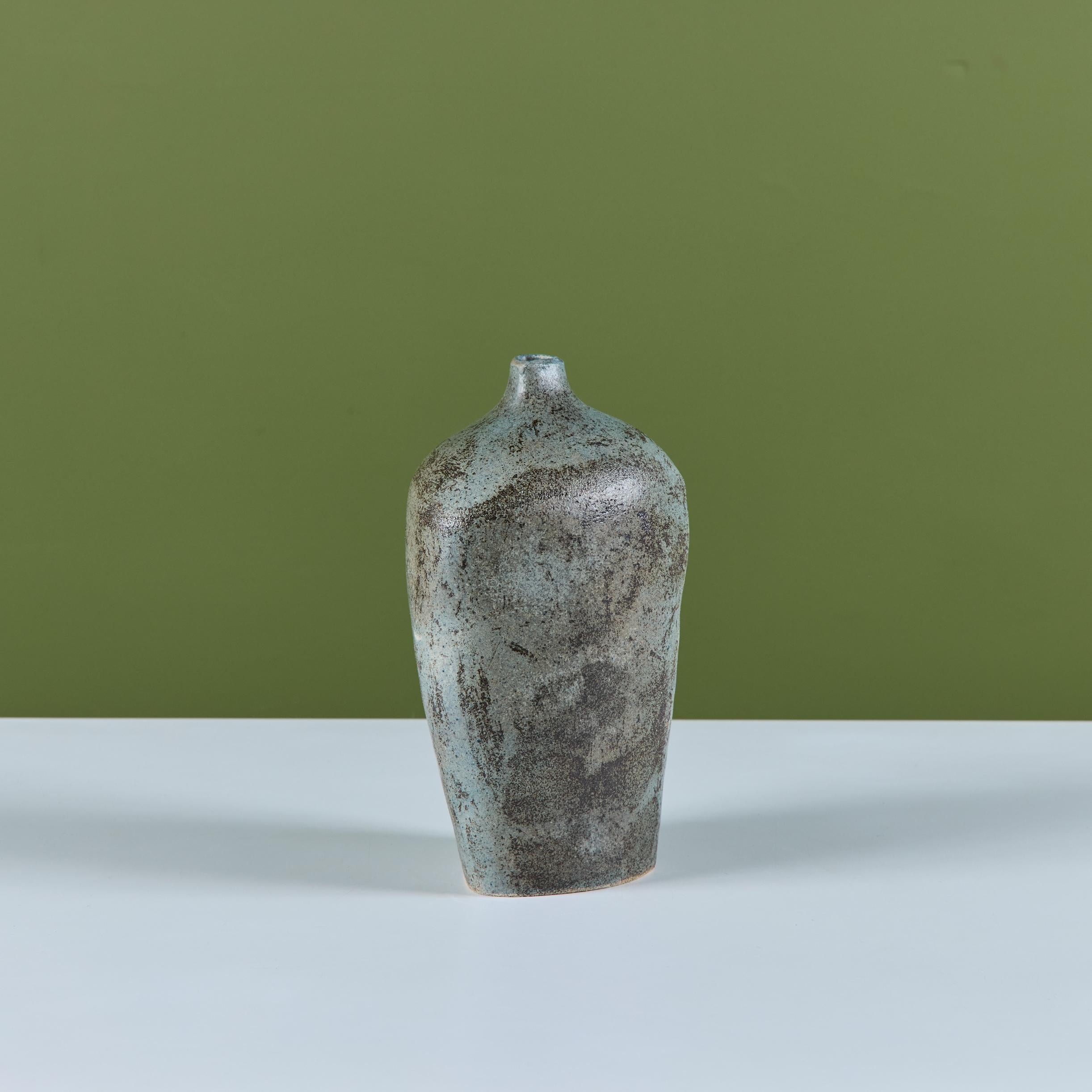 20ième siècle Vase à bourgeons triangulaire en céramique en vente