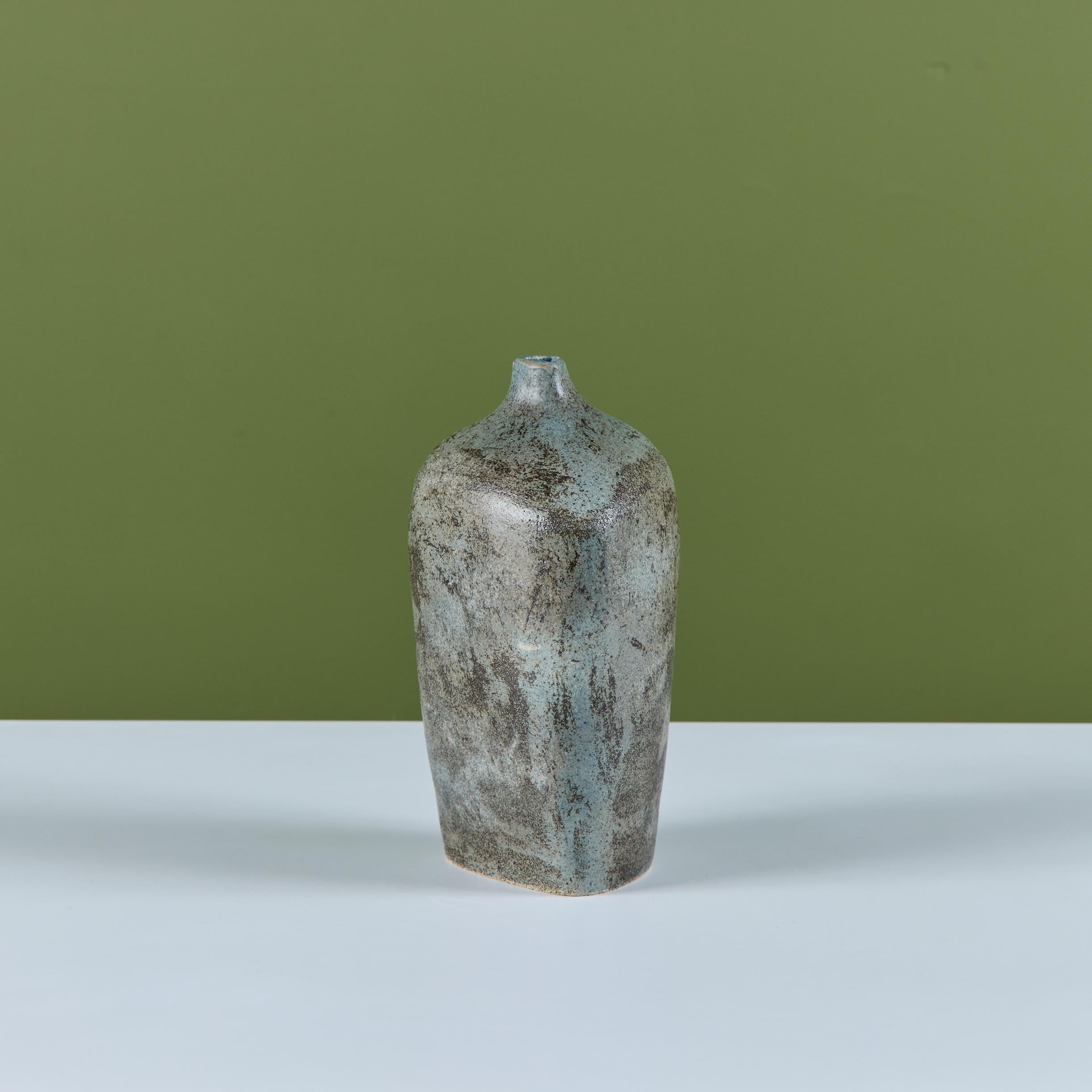 Céramique Vase à bourgeons triangulaire en céramique en vente