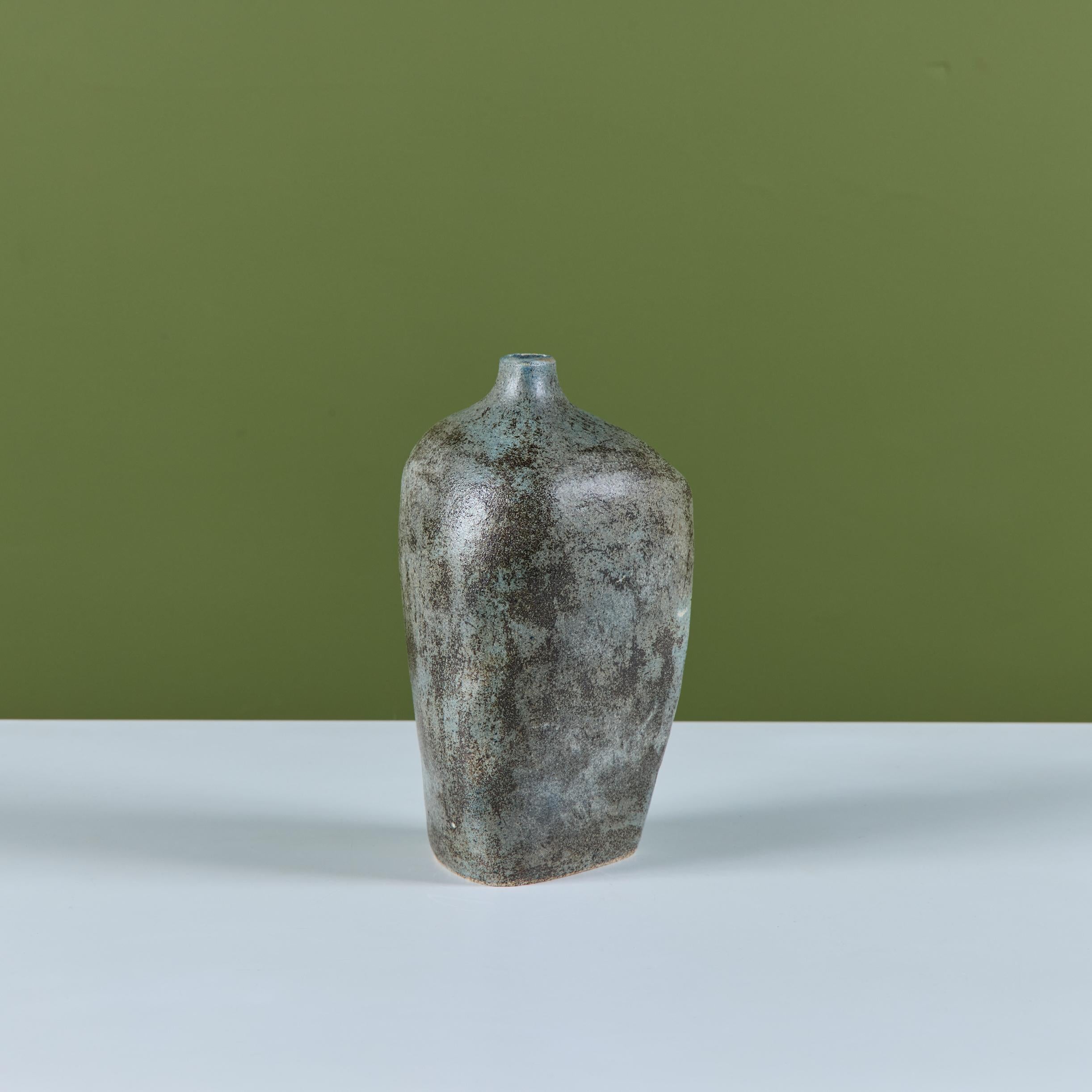 Vase à bourgeons triangulaire en céramique en vente 1
