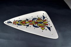 Plat triangulaire en céramique avec motif géométrique de Roger Capron
