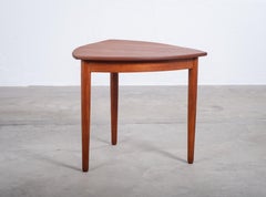 Dreieckiger Couchtisch oder Beistelltisch aus Teakholz, Dänemark, 1960er Jahre