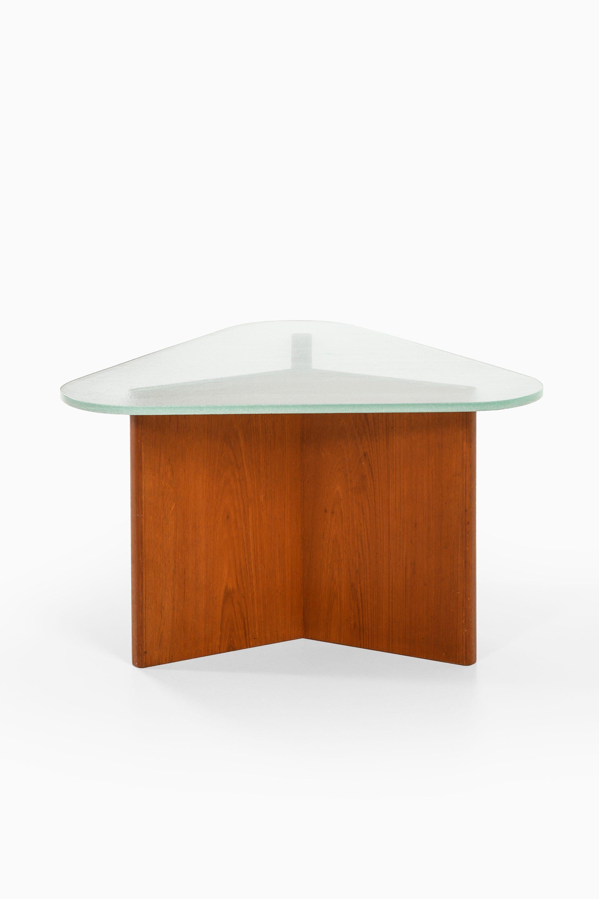 Scandinavian Modern Triangular Coffee Table in Elm and Raw Glass Top by Axel Einar Hjorth, 1940's For Sale
