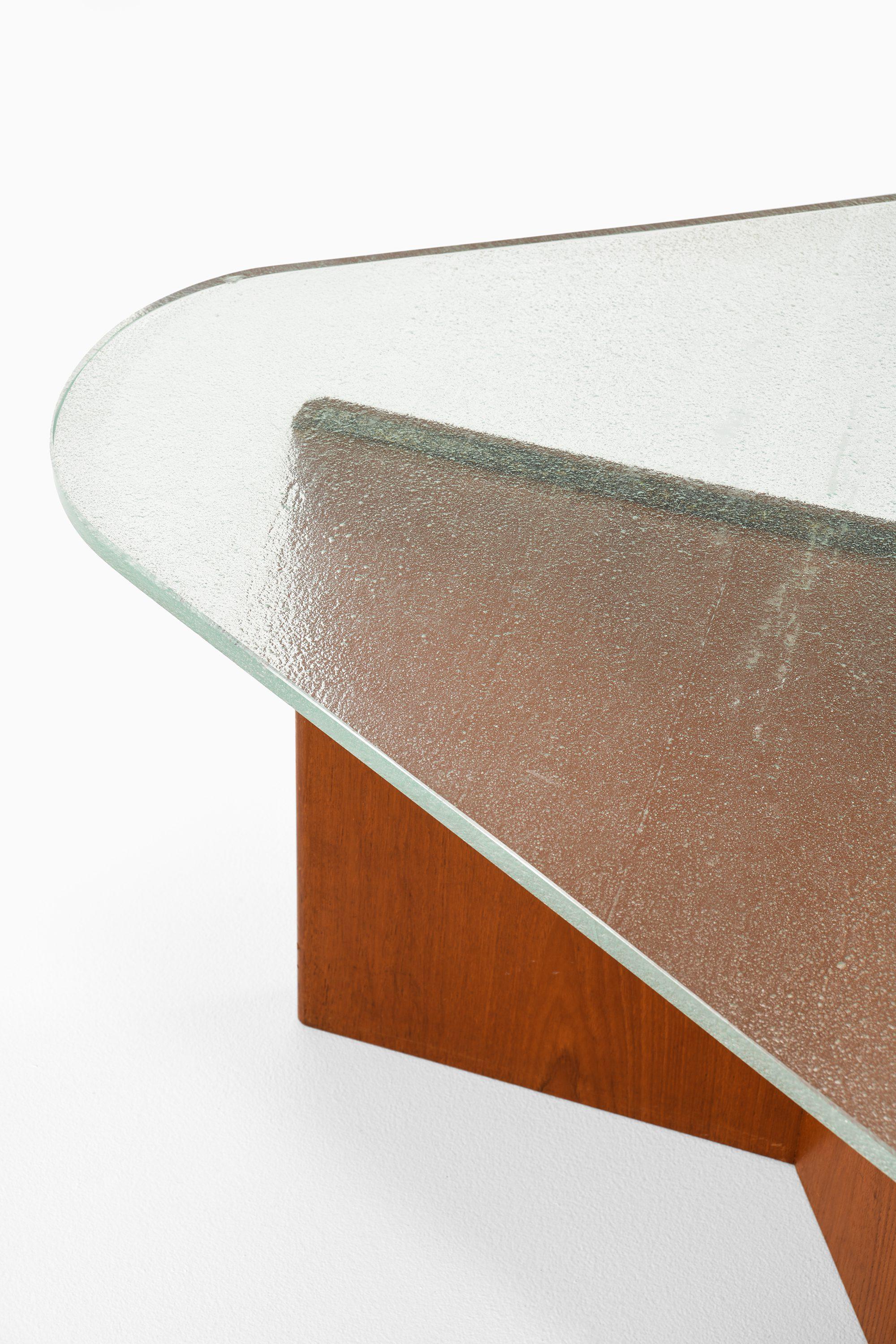 Swedish Triangular Coffee Table in Elm and Raw Glass Top by Axel Einar Hjorth, 1940's For Sale