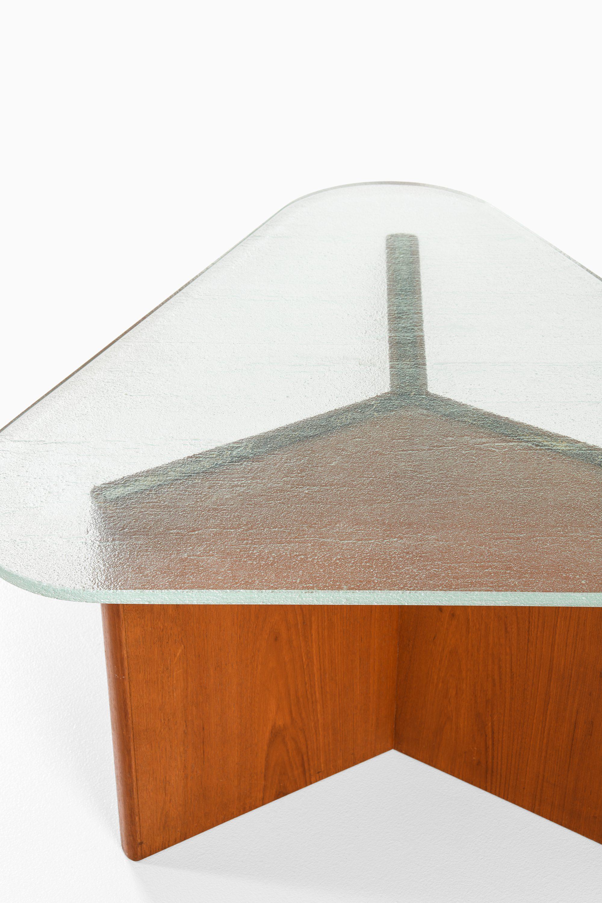 Triangular Coffee Table in Elm and Raw Glass Top by Axel Einar Hjorth, 1940's In Good Condition For Sale In Limhamn, Skåne län