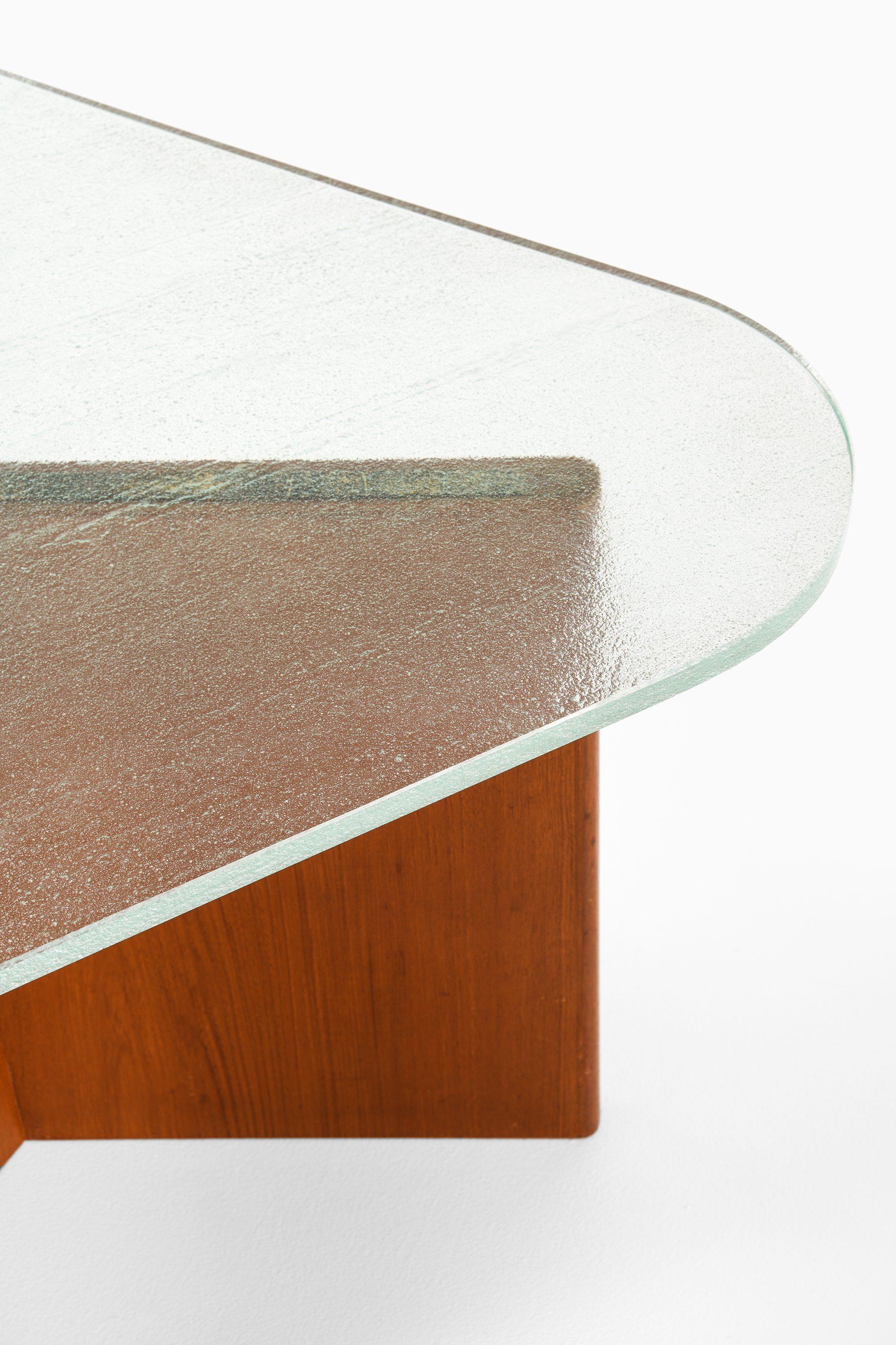 20ième siècle Table basse triangulaire en orme et plateau en verre brut Axel Einar Hjorth, années 1940 en vente