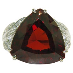 Granatring mit Dreieckschliff und natürlichen Diamanten 14kt