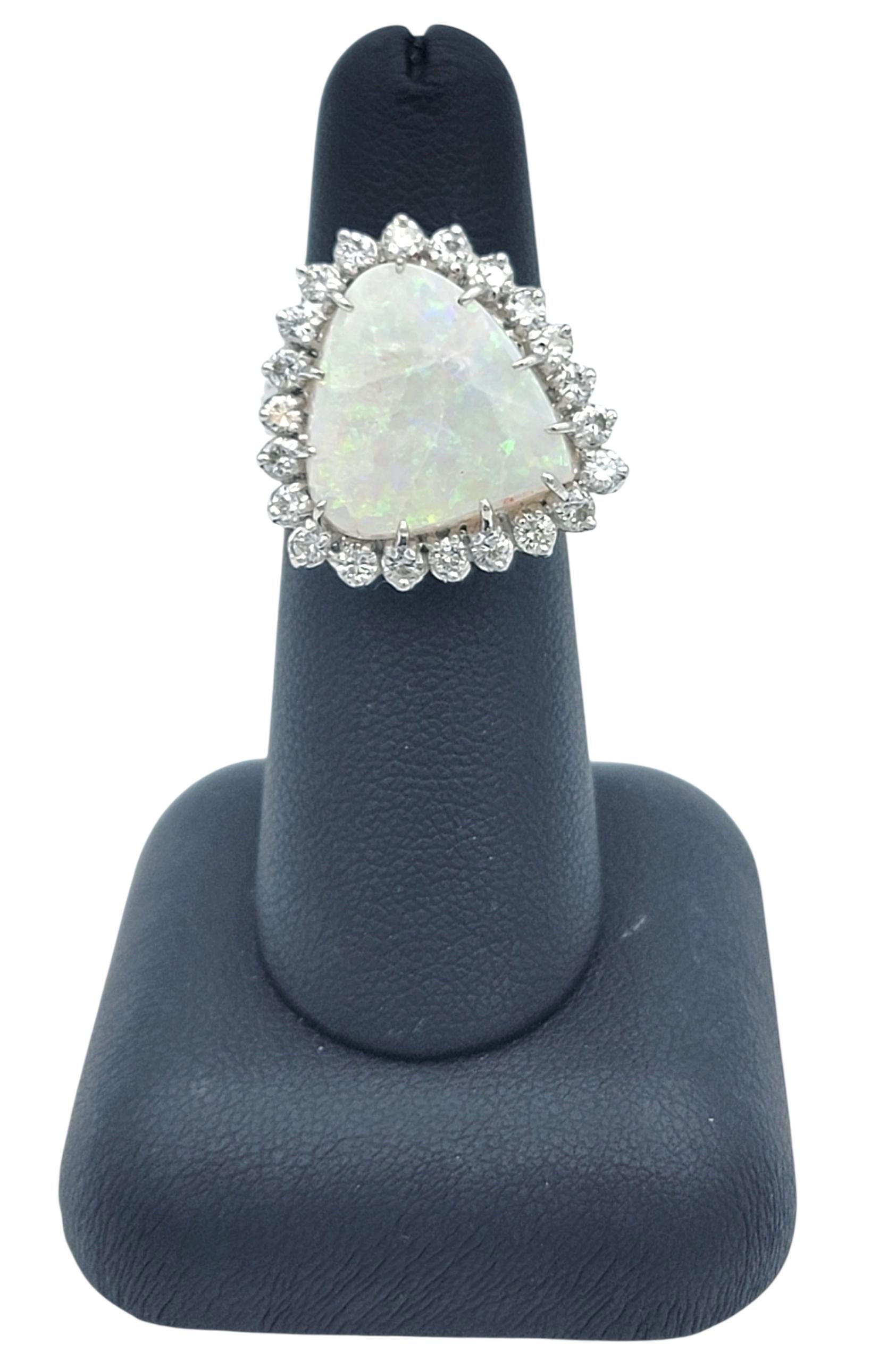 Opal-Cocktailring mit dreieckigem Schliff und Diamantenhalo aus 14 Karat Weißgold im Angebot 4