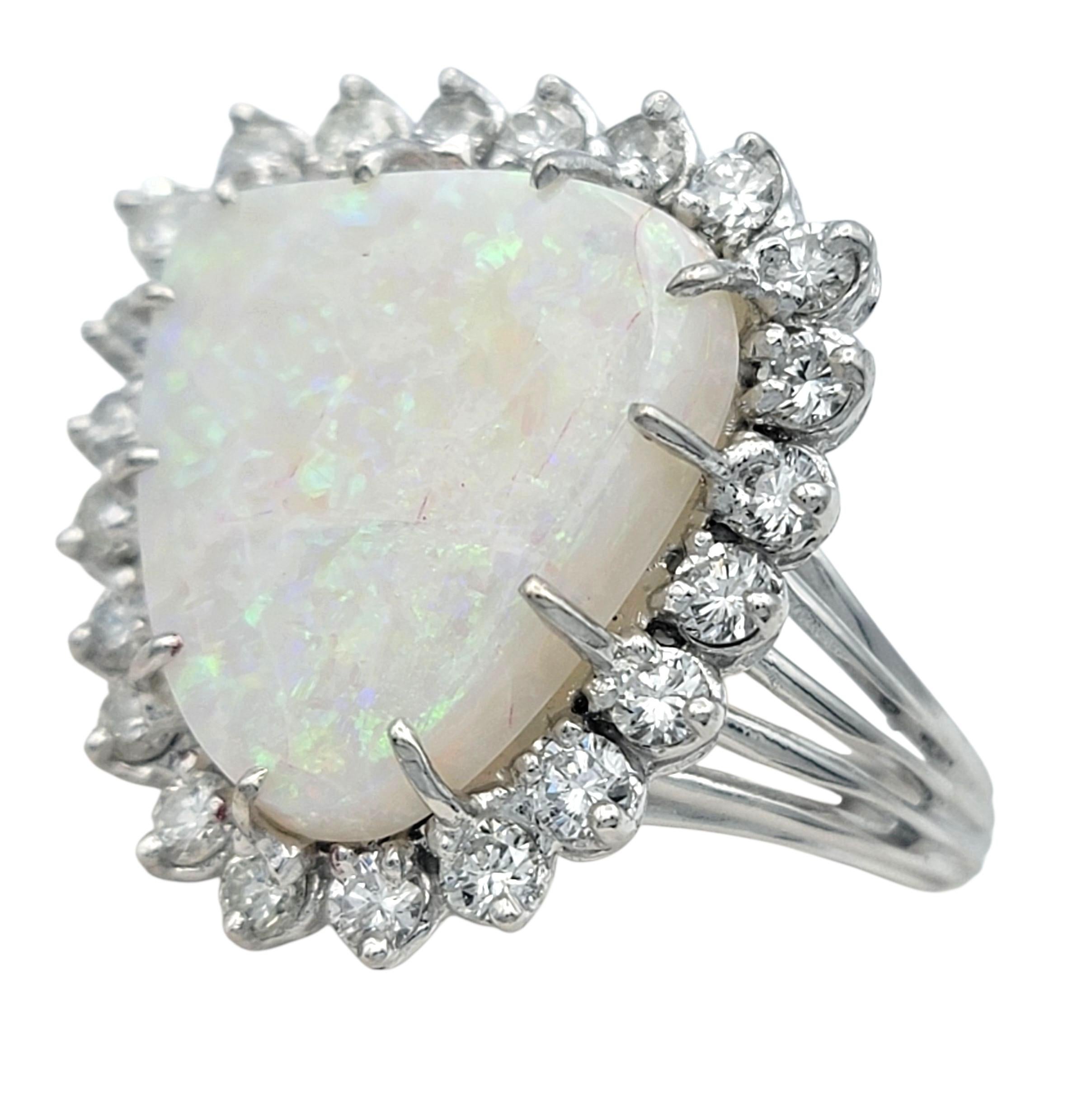 Opal-Cocktailring mit dreieckigem Schliff und Diamantenhalo aus 14 Karat Weißgold (Zeitgenössisch) im Angebot