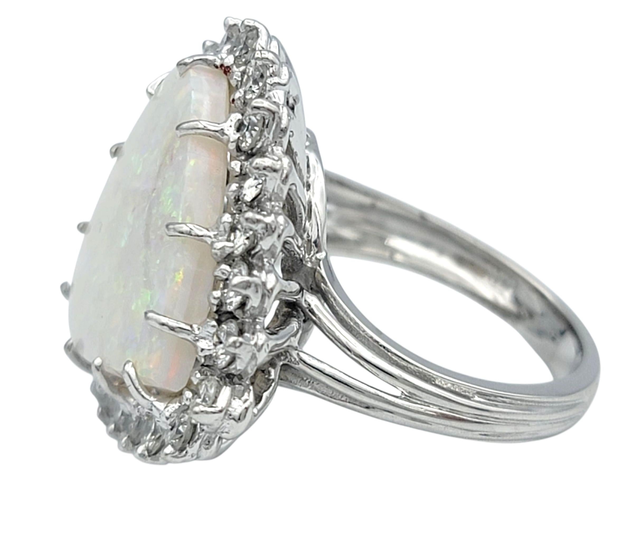 Opal-Cocktailring mit dreieckigem Schliff und Diamantenhalo aus 14 Karat Weißgold (Gewalkt) im Angebot