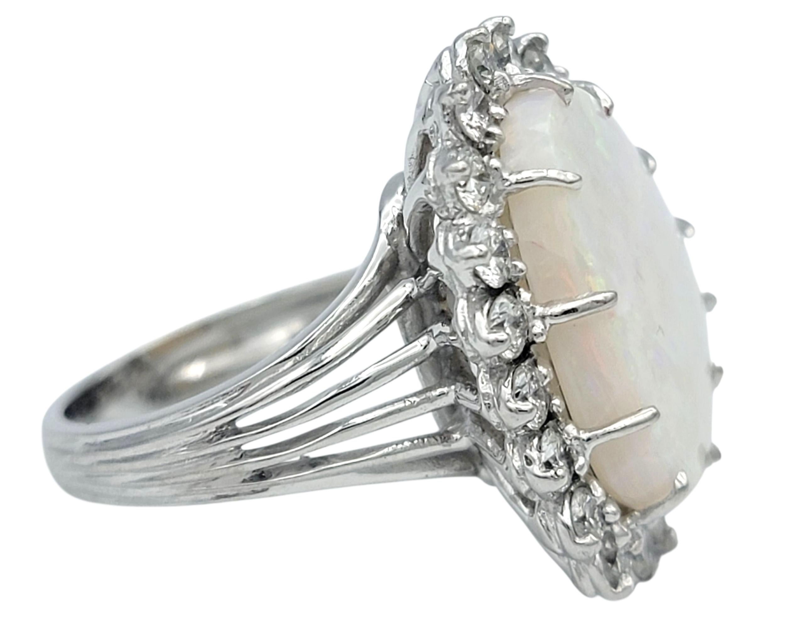 Opal-Cocktailring mit dreieckigem Schliff und Diamantenhalo aus 14 Karat Weißgold im Zustand „Gut“ im Angebot in Scottsdale, AZ