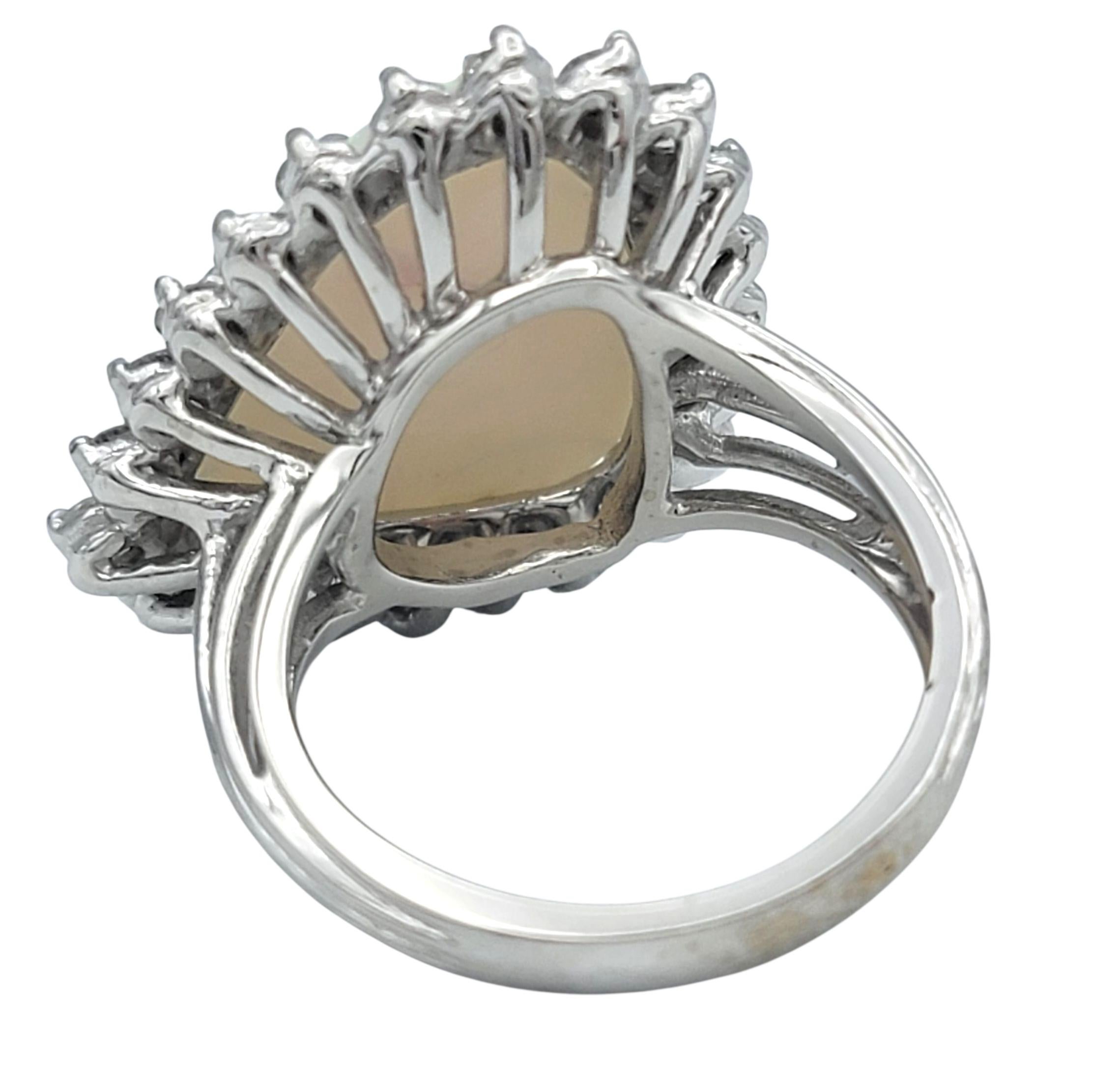 Opal-Cocktailring mit dreieckigem Schliff und Diamantenhalo aus 14 Karat Weißgold Damen im Angebot