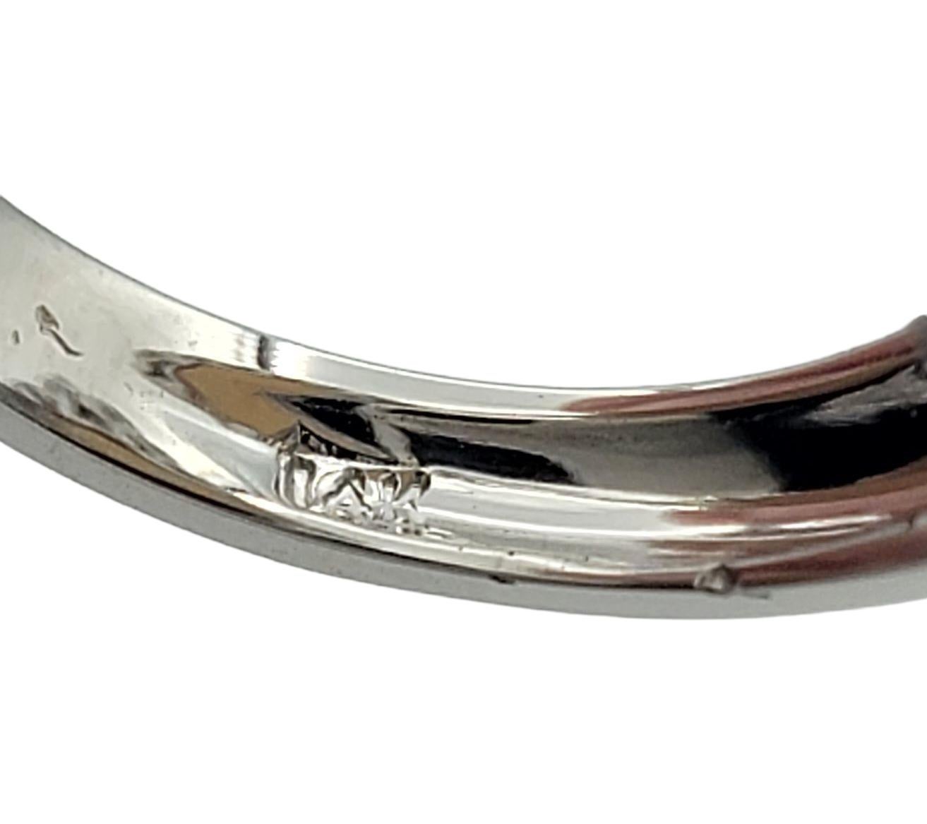 Opal-Cocktailring mit dreieckigem Schliff und Diamantenhalo aus 14 Karat Weißgold im Angebot 1